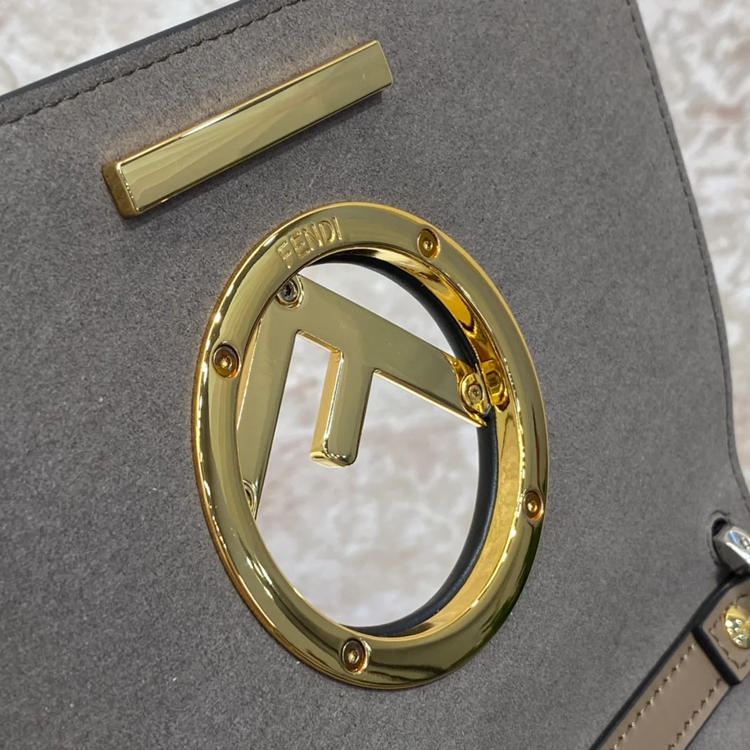 Fendi-F серия - Кожаная сумка на цепочке - Маленькая - Коричневая