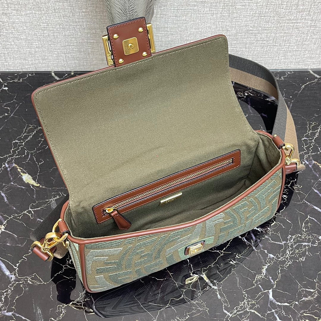 Сумка-багет Fendi Baguette — средняя длина, зеленая, с вышивкой в ??виде ?рыбьего глаза?.