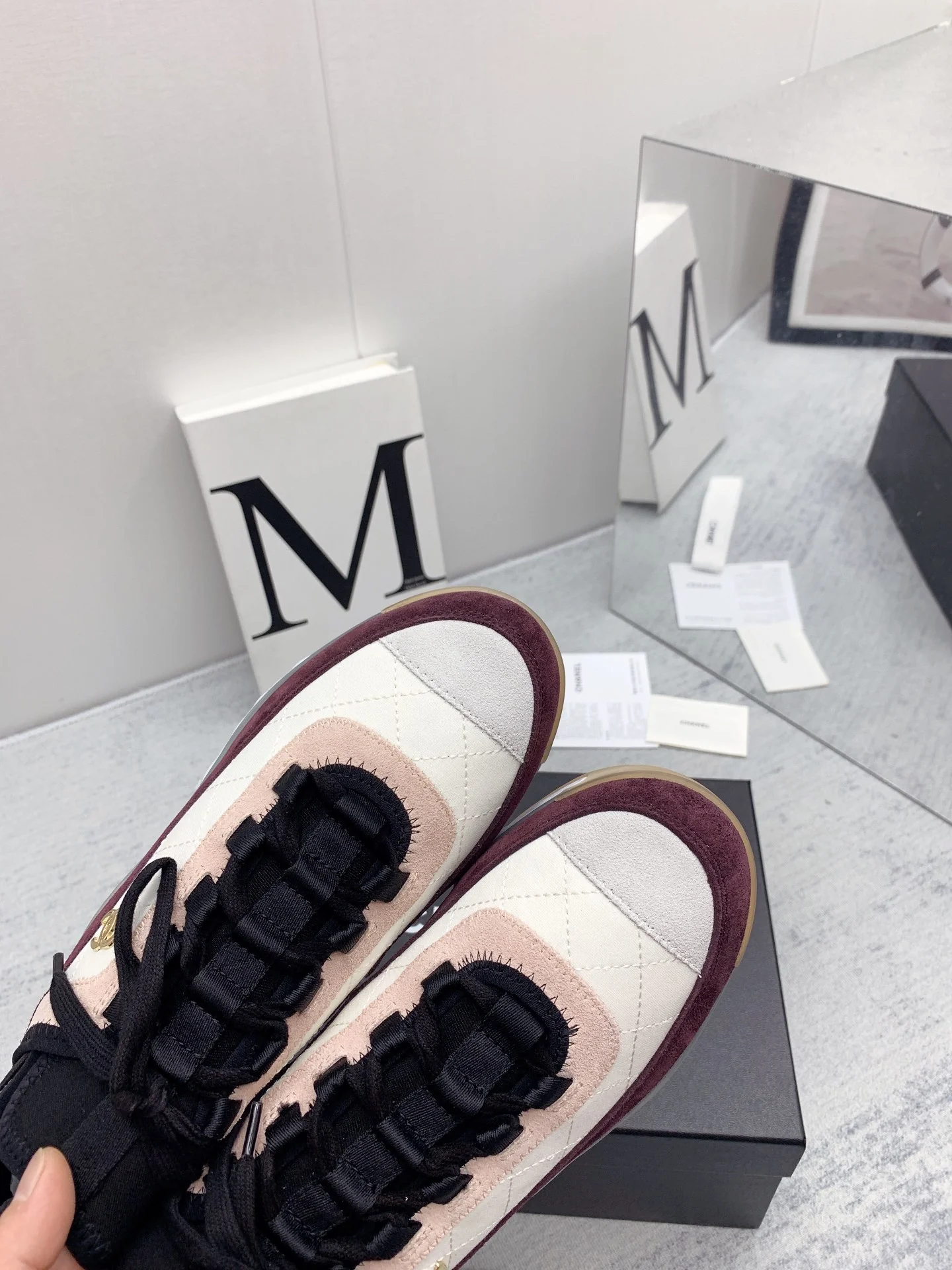 Новинка сезона осень/зима 2021 от Chanel - кроссовки с ромбовидным узором - розово-фиолетовые.