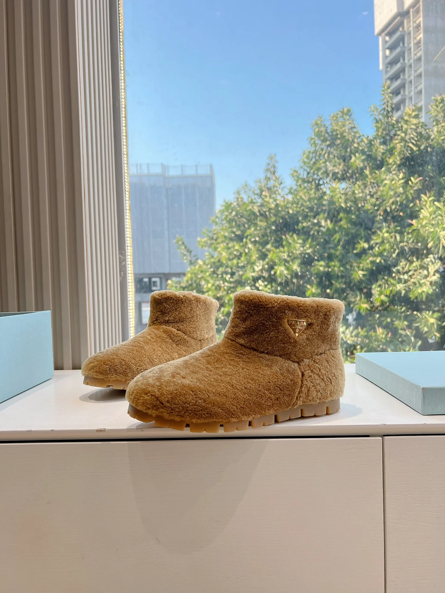 Снежные ботинки на платформе Prada 2024 - коричневые