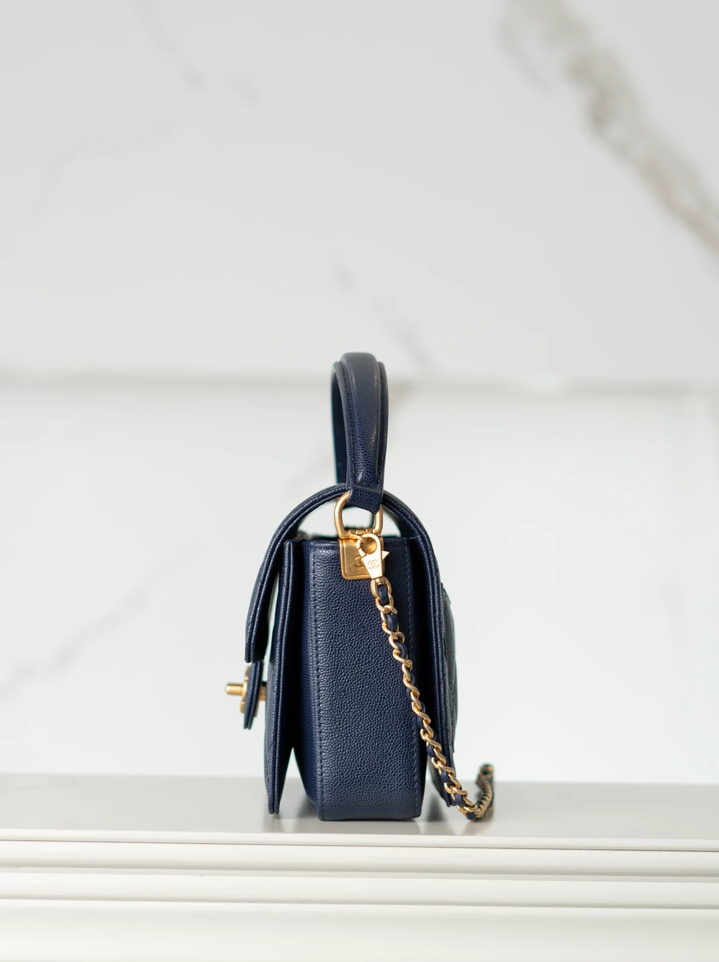 Мини-сумочка Chanel с клапаном и ручкой - синяя