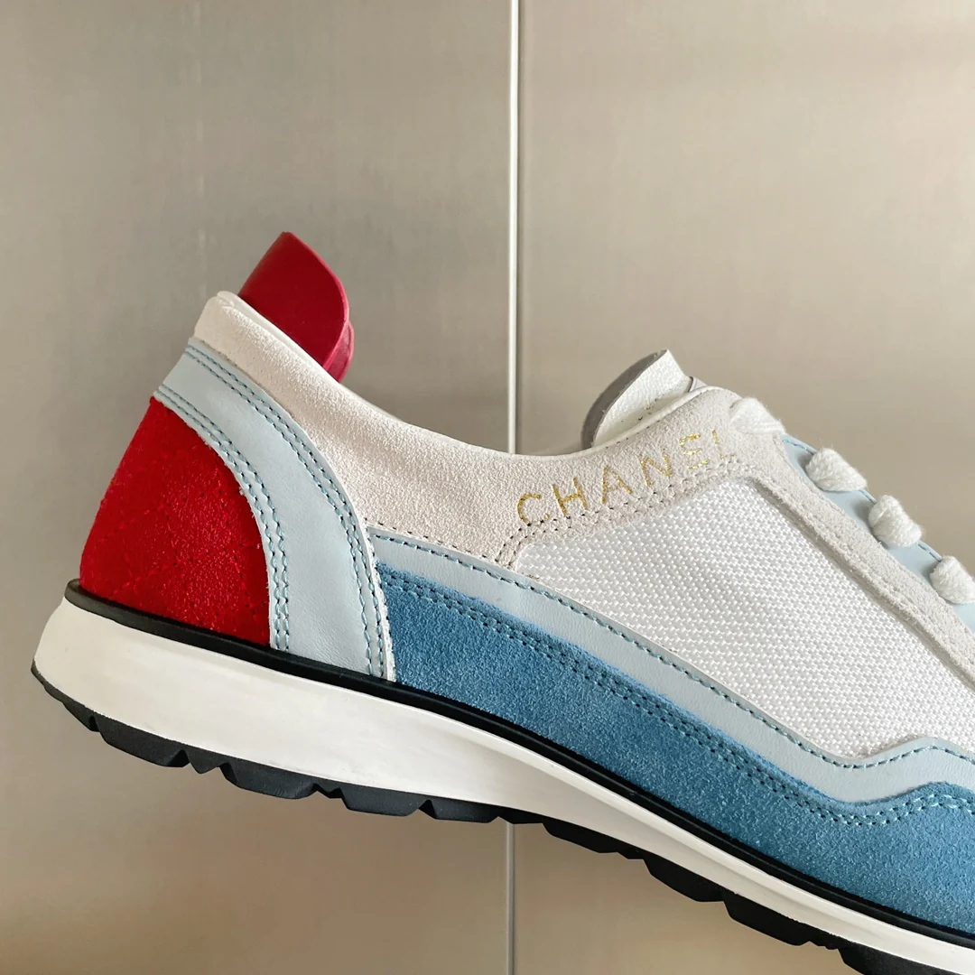 Новинка 2023 года от Chanel - Повседневные кроссовки в стиле колор-блок - Бело-синие