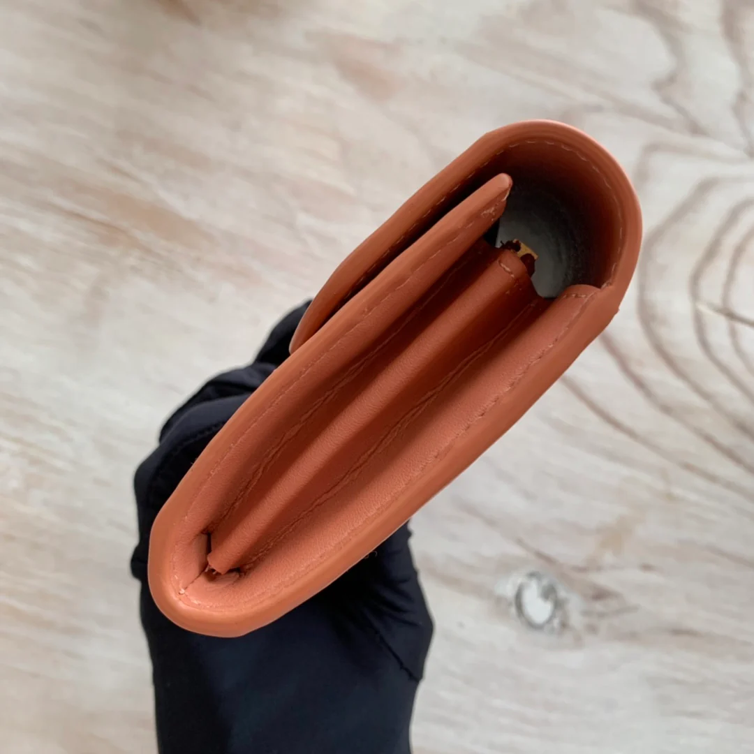 Celine TRIOMPHE 大号亮泽光滑羊皮革翻盖长夹