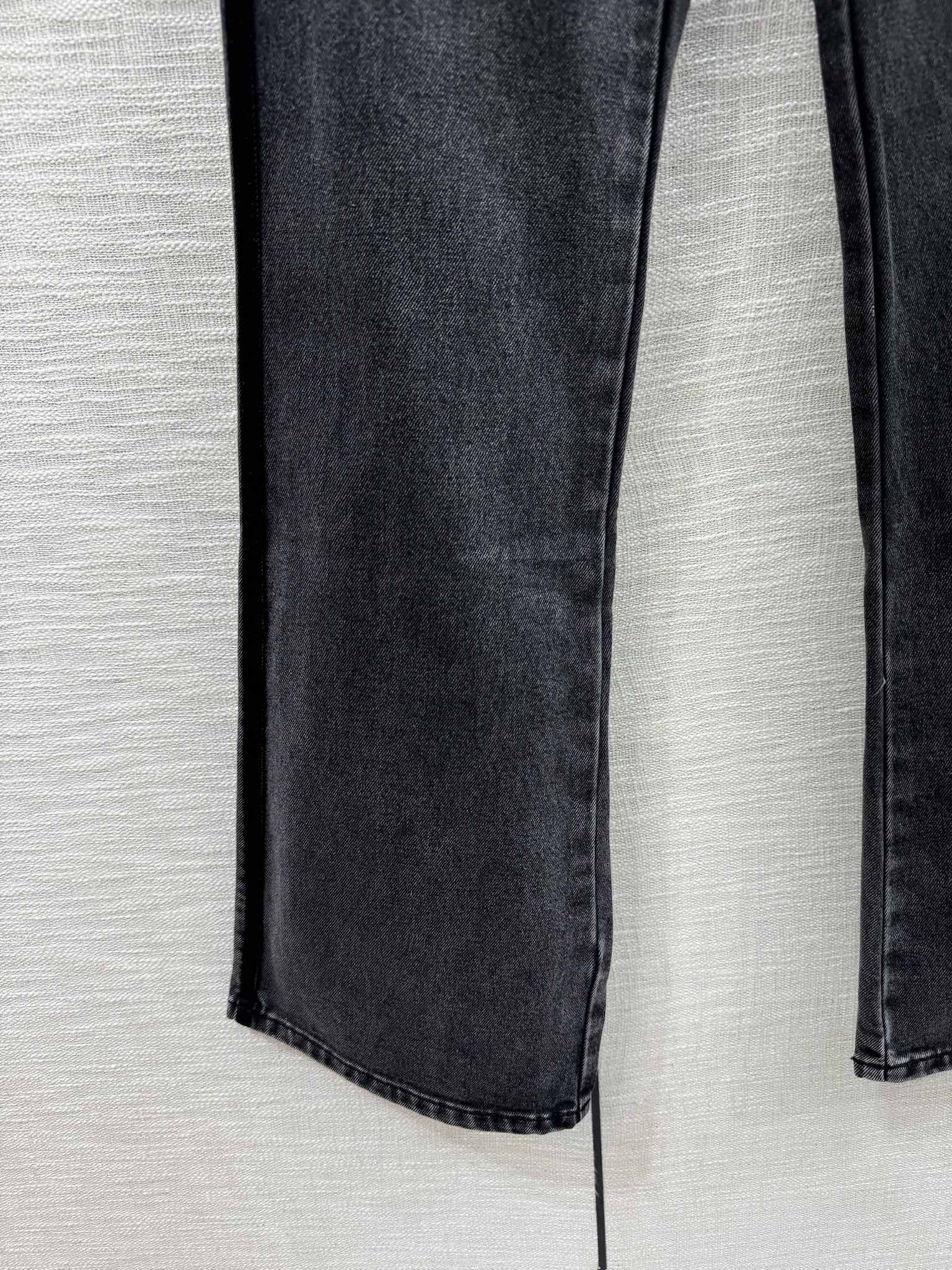 Chanel 2403 - слегка расклешенные джинсы