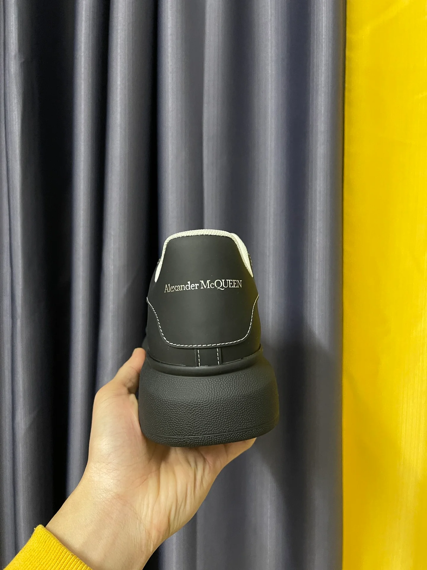 Классические белые кроссовки McQueen - унисекс - черные с белой строчкой - премиум-версия