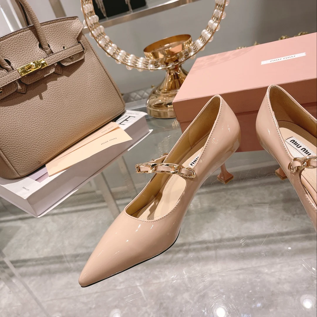 Новинка сезона осень/зима 2022 от Miu Miu - Туфли на каблуке с острым носком и разрезом - Розовые