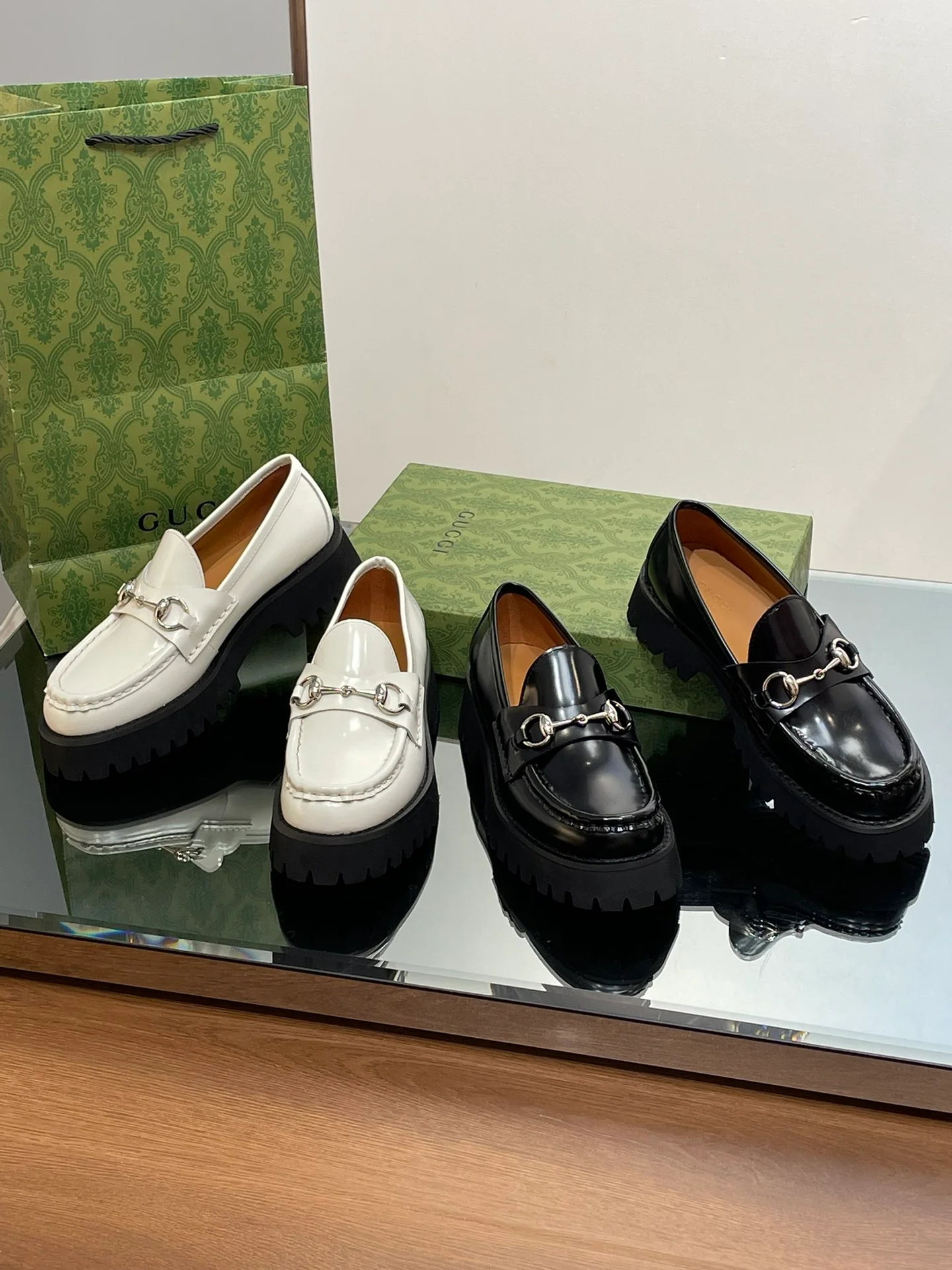 Лоферы Gucci 2024 с серебряной пряжкой и пряжкой в ??виде конской уздечки — изображение из коллекции.