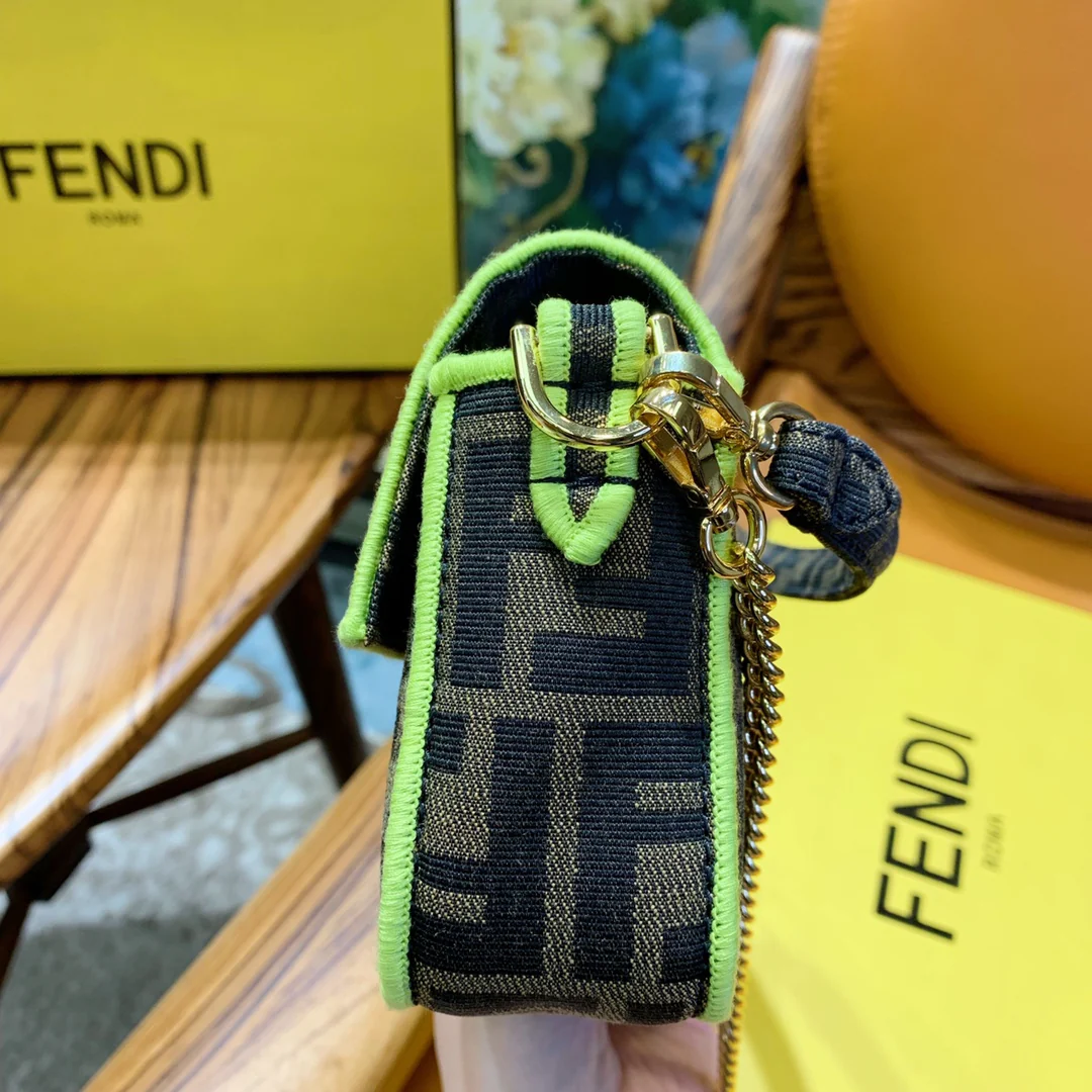 Сумка Fendi Baguette - маленькая желтая сумка с монограммой.
