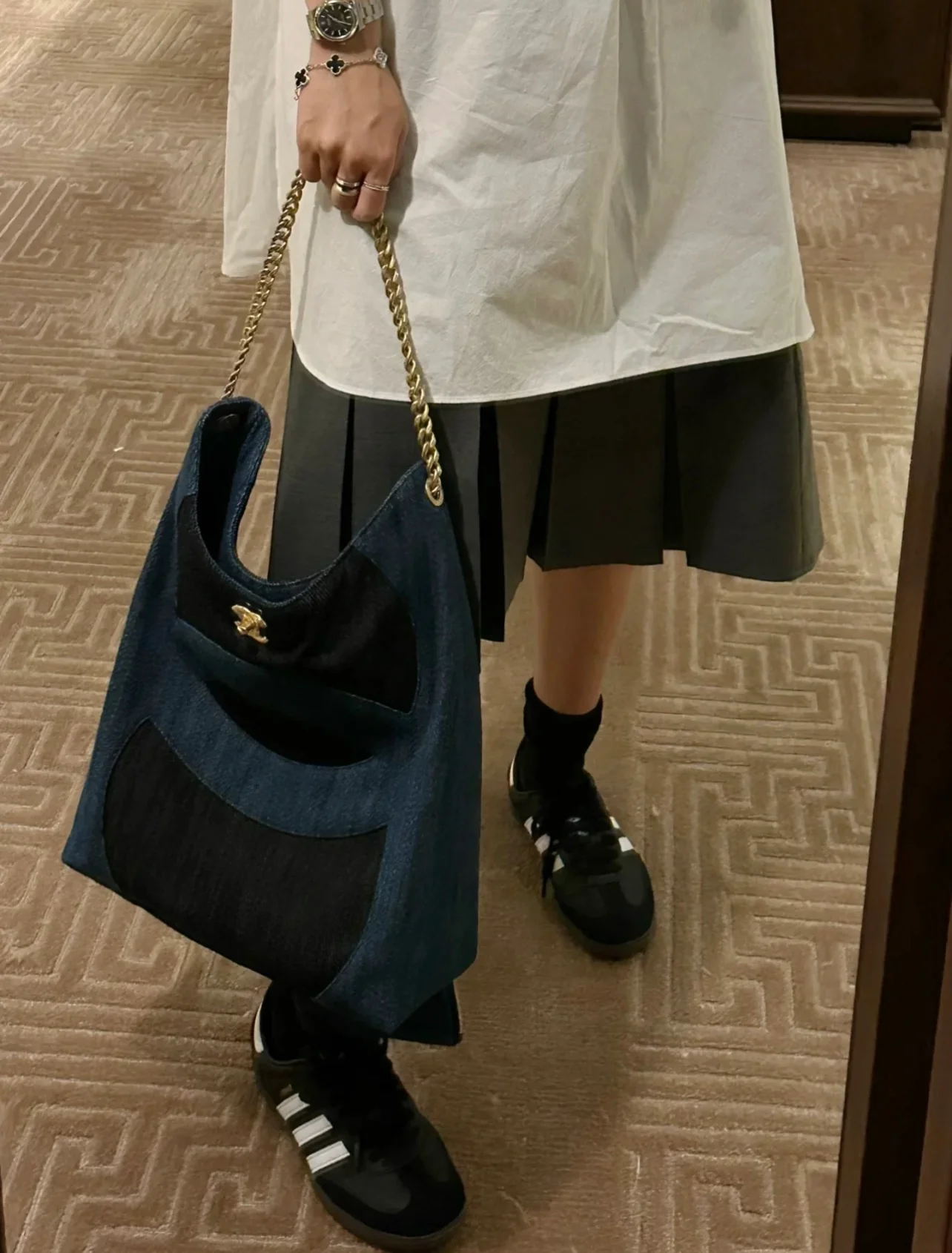 Коллекция Chanel Весна/Лето 2023 - Синяя джинсовая сумка-тоут - Синяя отделка с черным основанием