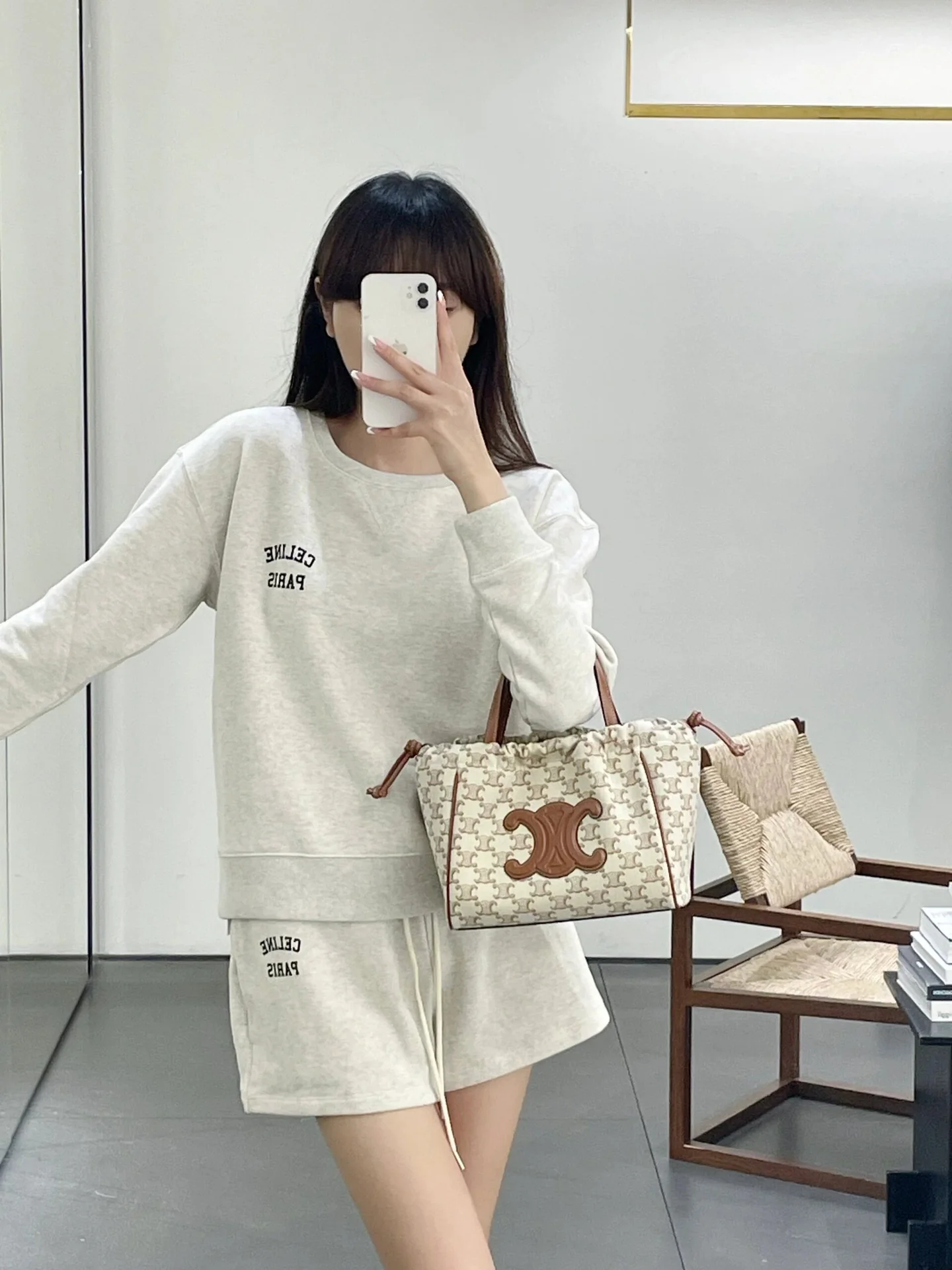 Новый спортивный костюм Celine весна/лето 2024 с вышитым логотипом.