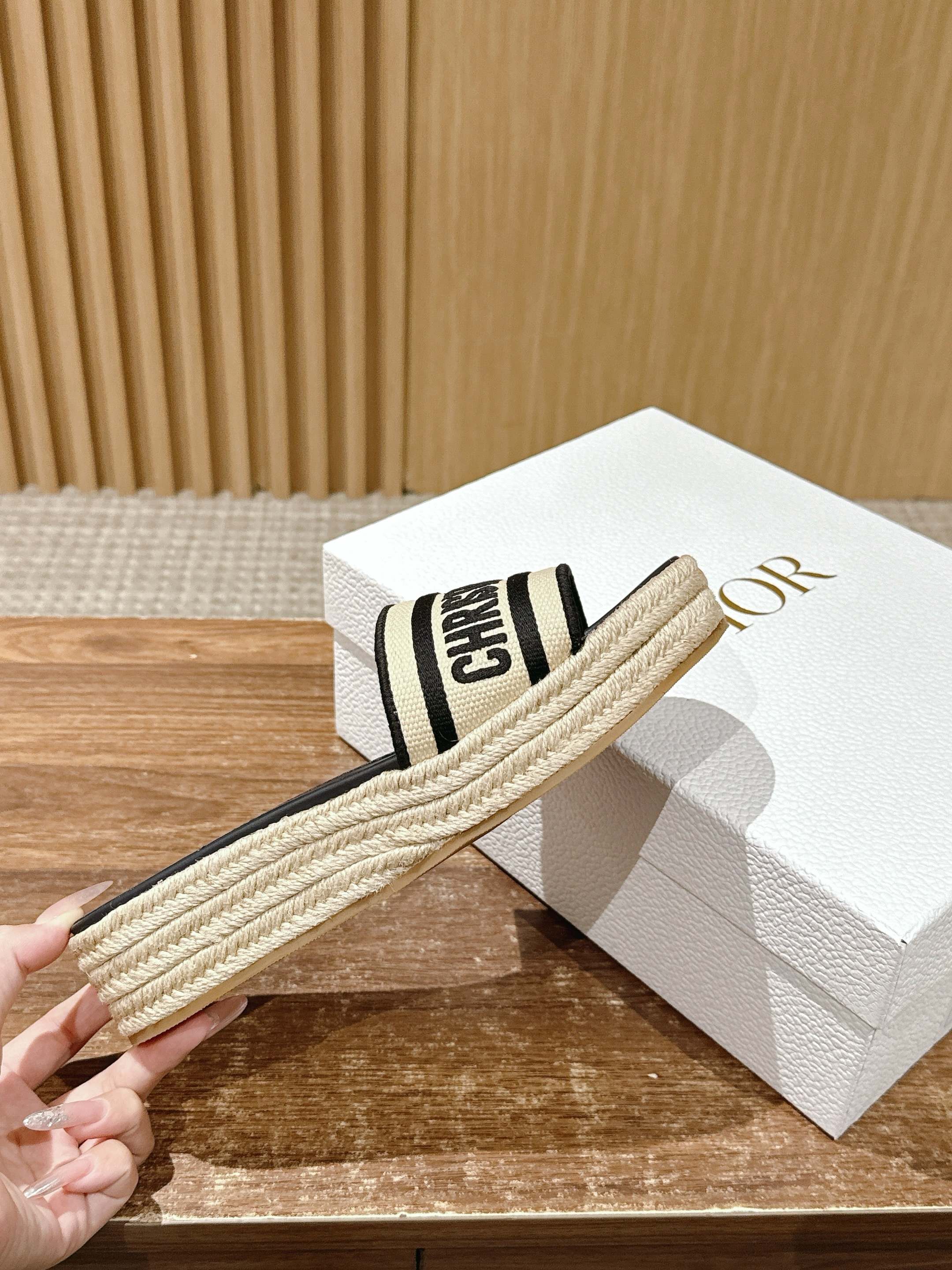 Новинка лета 2025 от Dior - Сандалии на платформе - Абрикосовый цвет