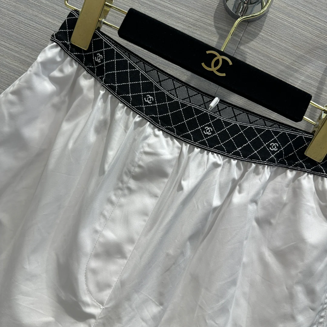 Chanel 2403 - Новинка начала весны: белые шорты Coco с двойным поясом из тесьмы C.