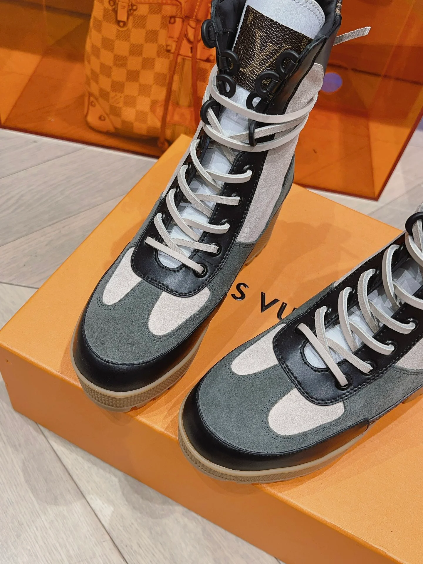 Классические ботинки Dr. Martens на высоком каблуке от LV — белые, с монограммой.