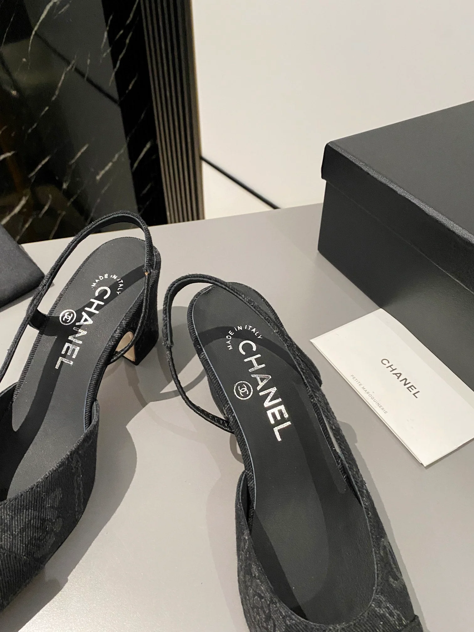 Chanel - Классические туфли на массивном каблуке - Черные