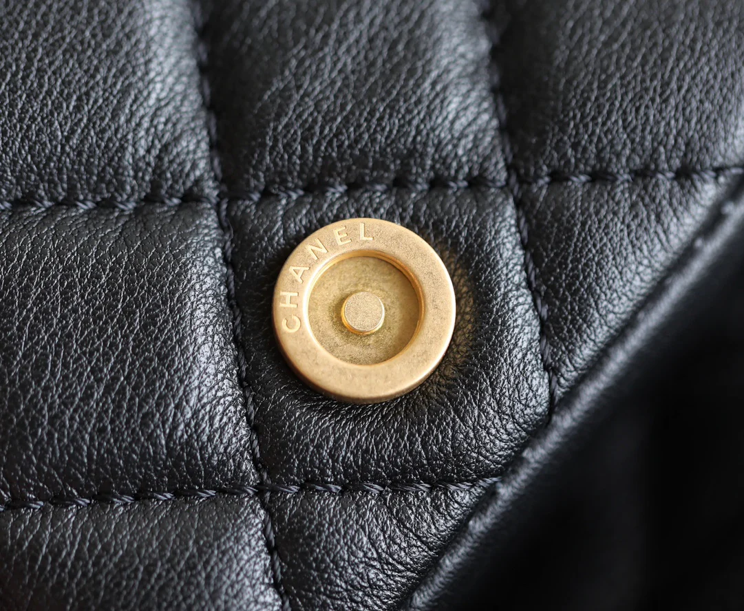 Пре-осенняя коллекция Chanel 2023 — рюкзак Métiers d'Art Letter