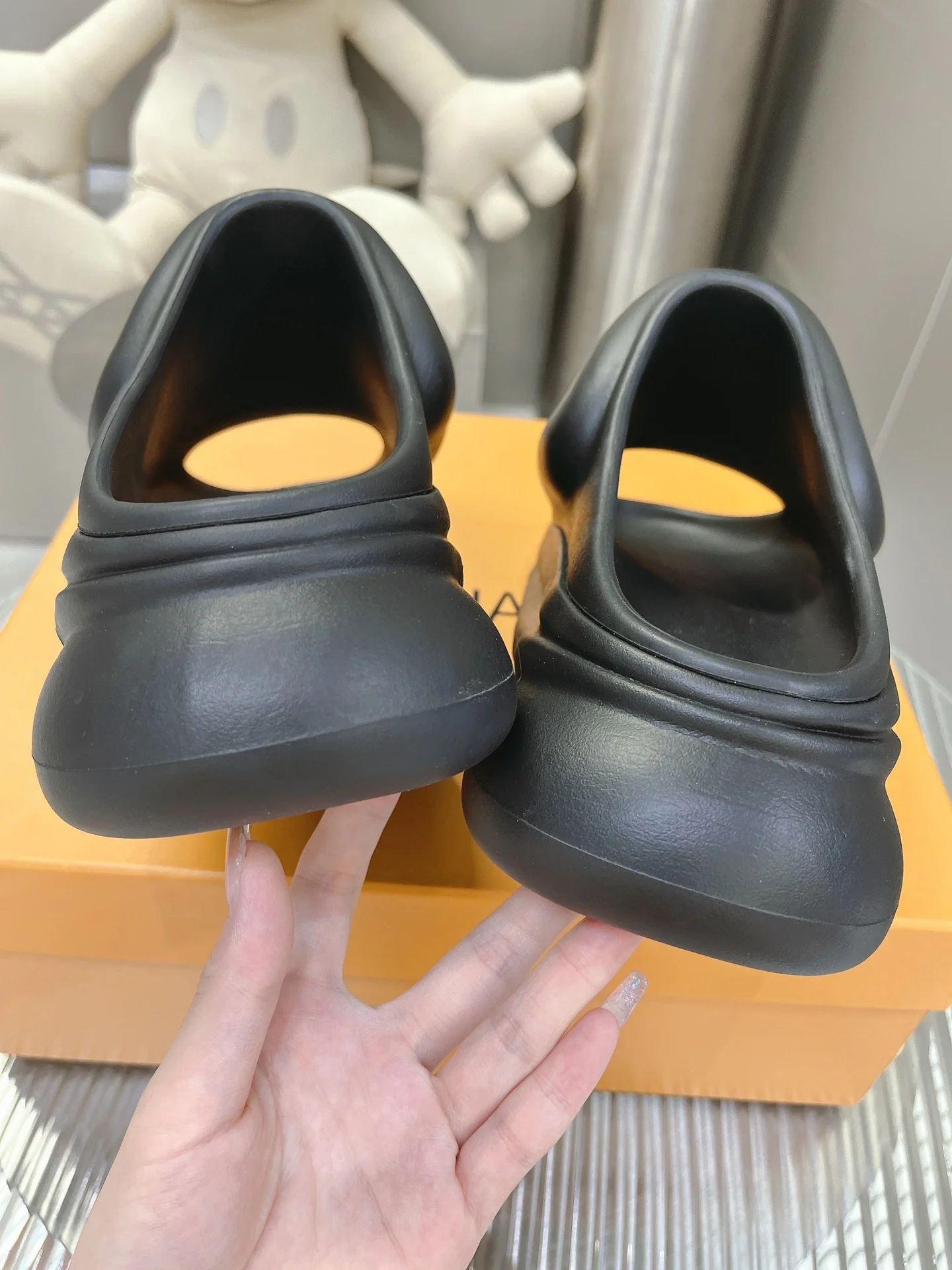 Новинка мужской коллекции LV весна/лето 2023 - Домашние тапочки в стиле хип-хоп - Черные