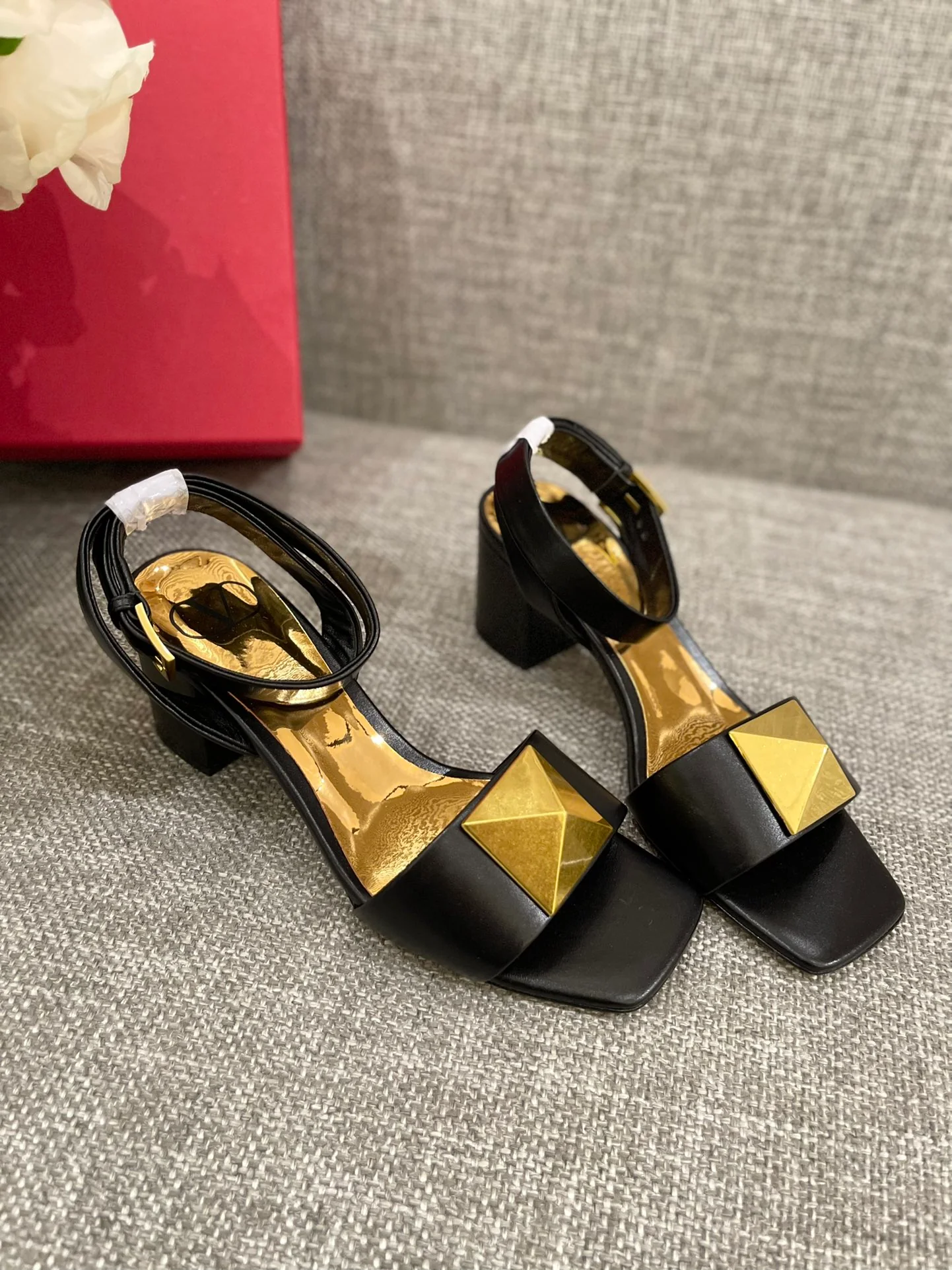 Valentino - Босоножки на массивном каблуке - Черные