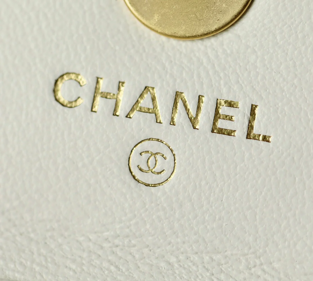 Сумка через плечо Chanel Little Gold Ball из коллекции Little Gold Ball - из овечьей кожи.