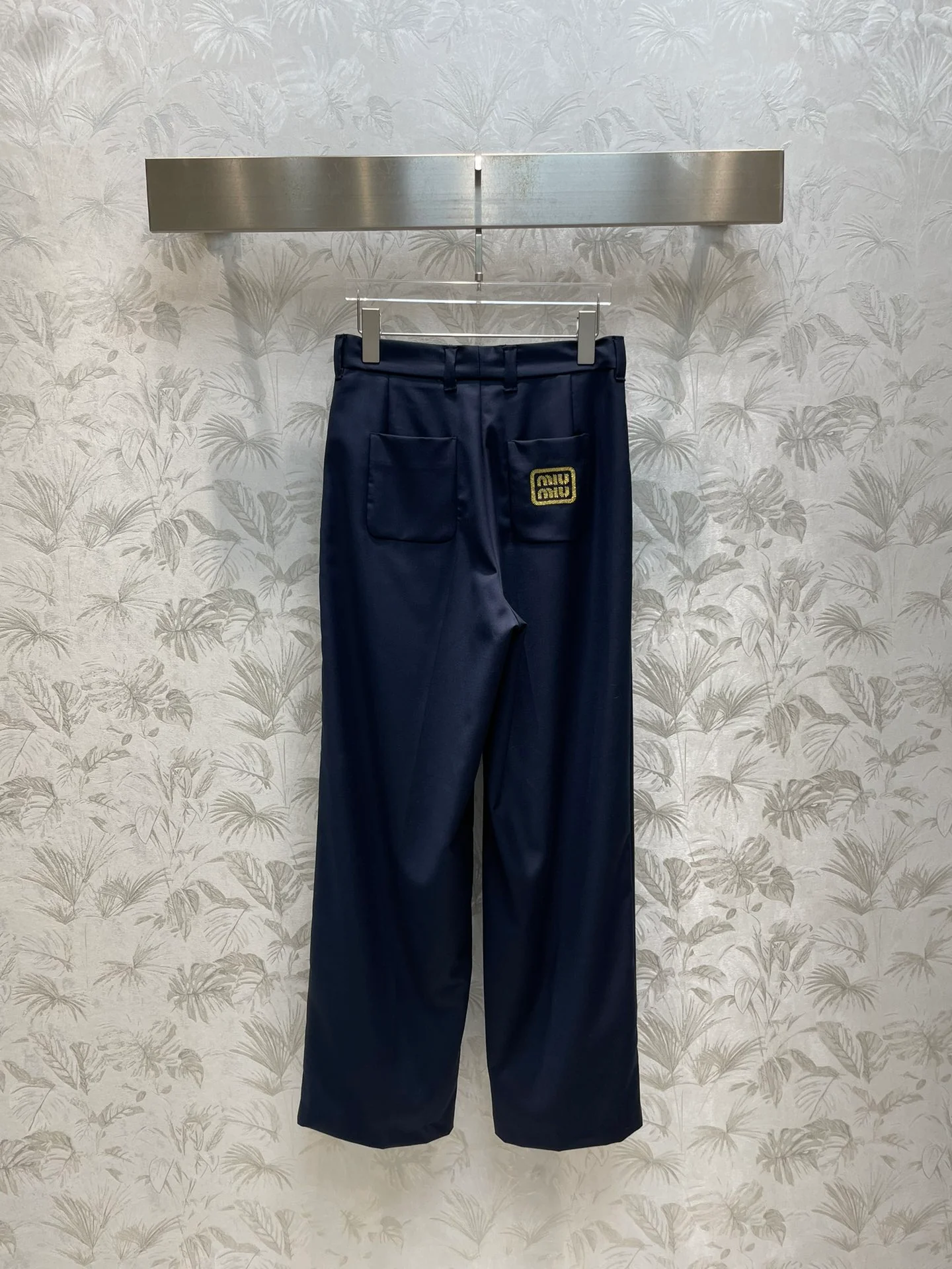 Miu Miu - Весна/Лето 2404-24: Идеальный образ в стиле преппи с вышитыми значками и брюками в стиле пэчворк.