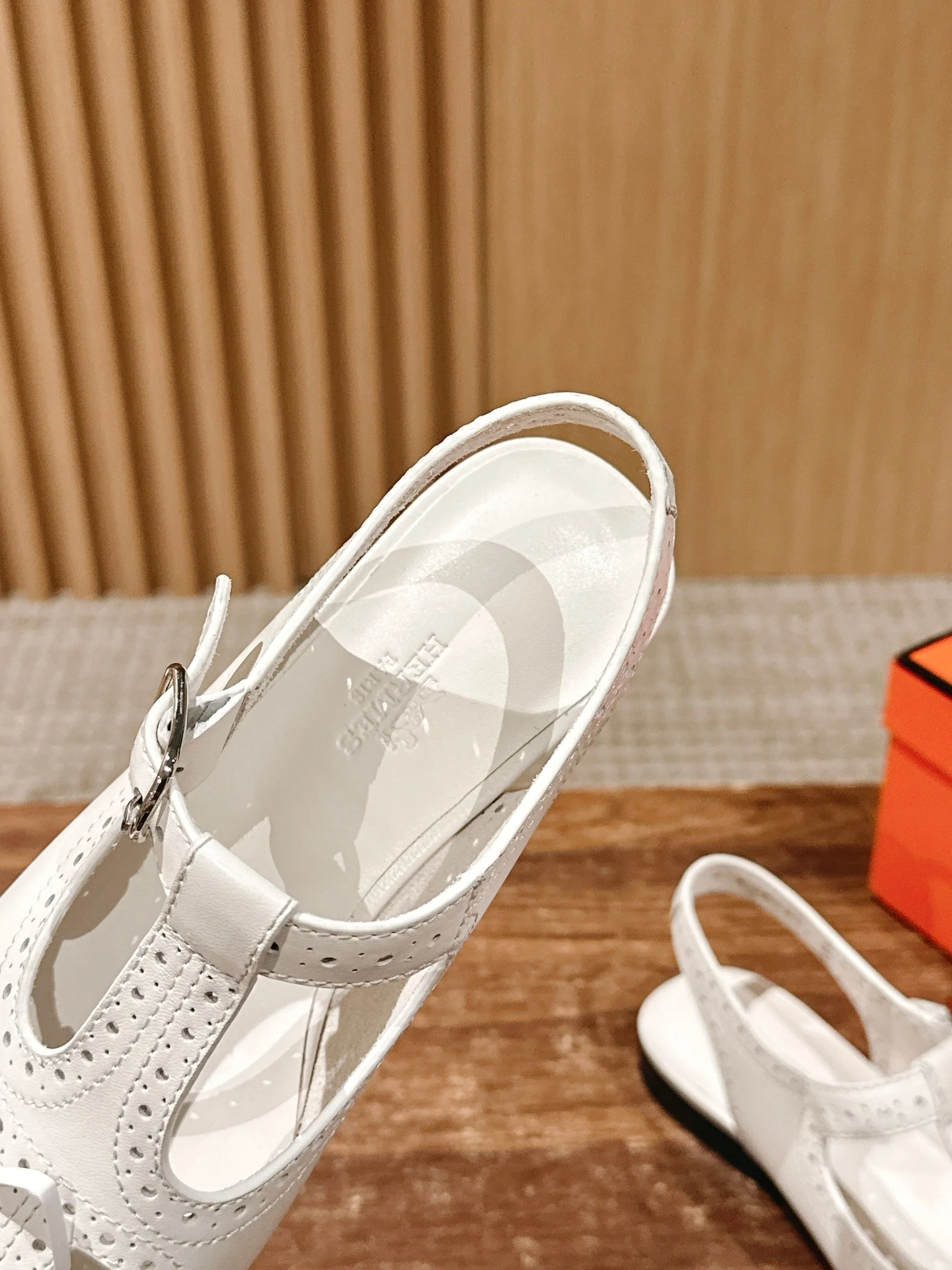 Кожаные сандалии-гилли Hermes с открытой пяткой - белые.