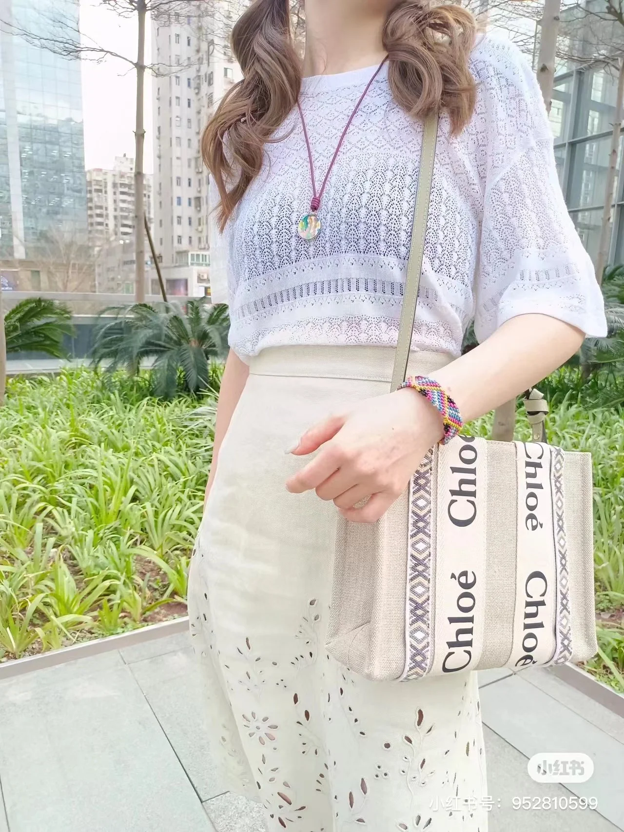 Новинка сезона весна/лето 2022 от Chloe - Сумка-тоут Woody - Маленькая - Стеганая, зеленая