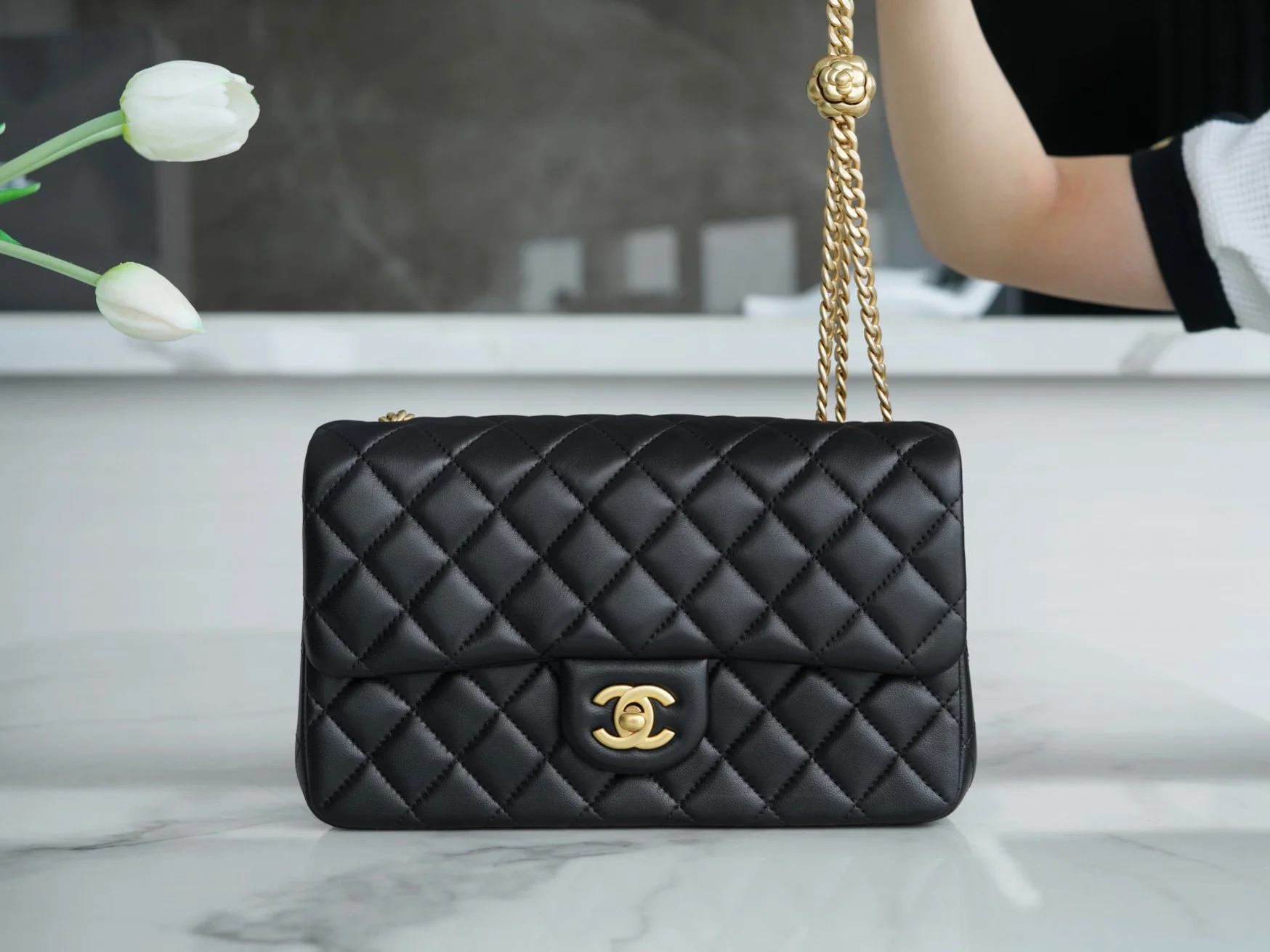 Коллекция Chanel Весна/Лето 2023 - Сумка с регулируемой пряжкой Camellia - CF Flap Bag - Черная - Маленькая