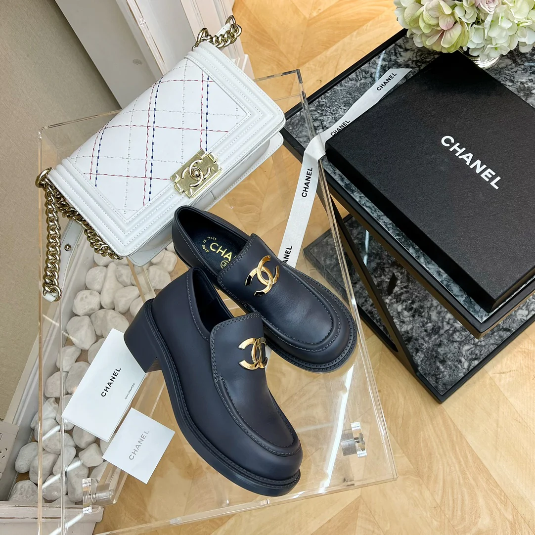 Новинка 2023 года от Chanel - Кожаные лоферы с большим логотипом - Черные