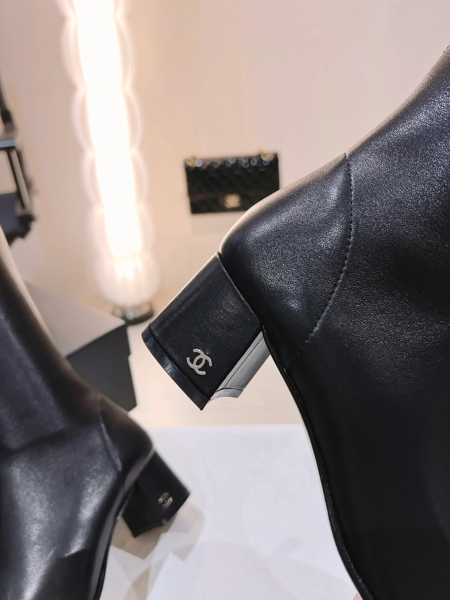 Новинка сезона осень/зима 2022 от Chanel - высокие сапоги из черной замши.