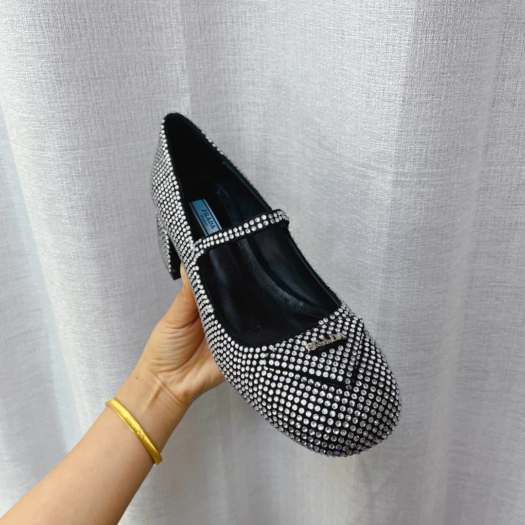 Туфли Prada - Туфли-мэри-джейн на низком каблуке, украшенные стразами - серебристые