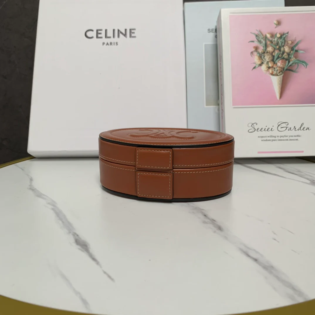 Мини-сумочка в виде лунного пирога от Celine, коричневая.