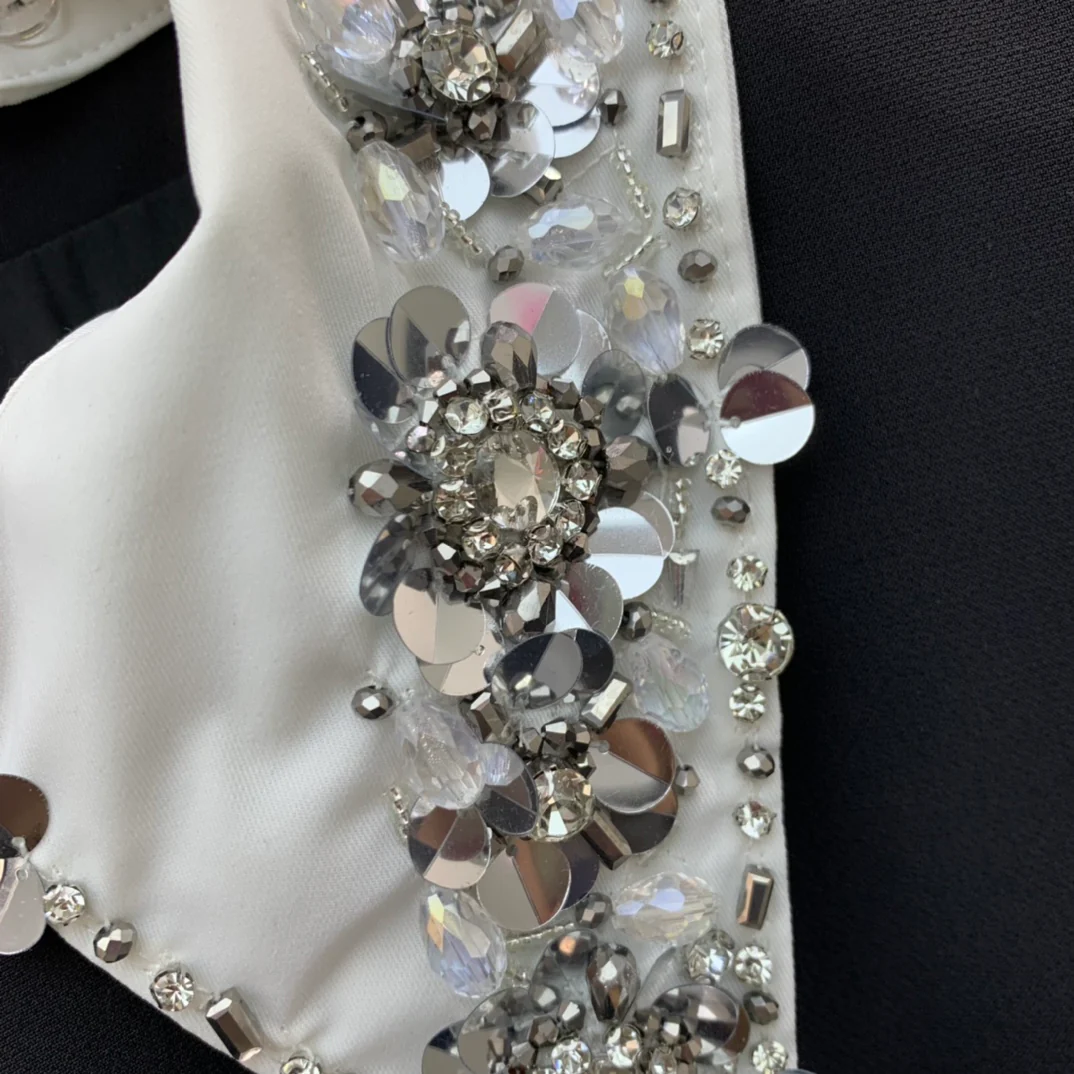 Платье Miu Miu-2404 с короткими рукавами и воротником, украшенным множеством стразов.