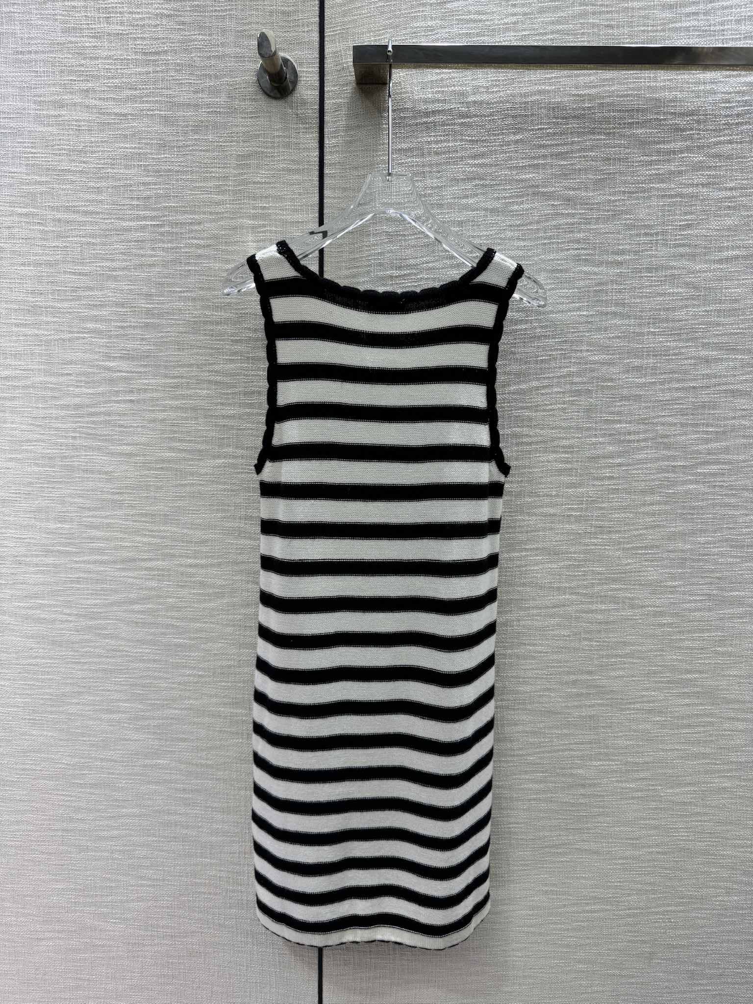 Вязаное платье-жилет Celine-2404 с кружевной отделкой и полосатым узором в стиле колор-блок.