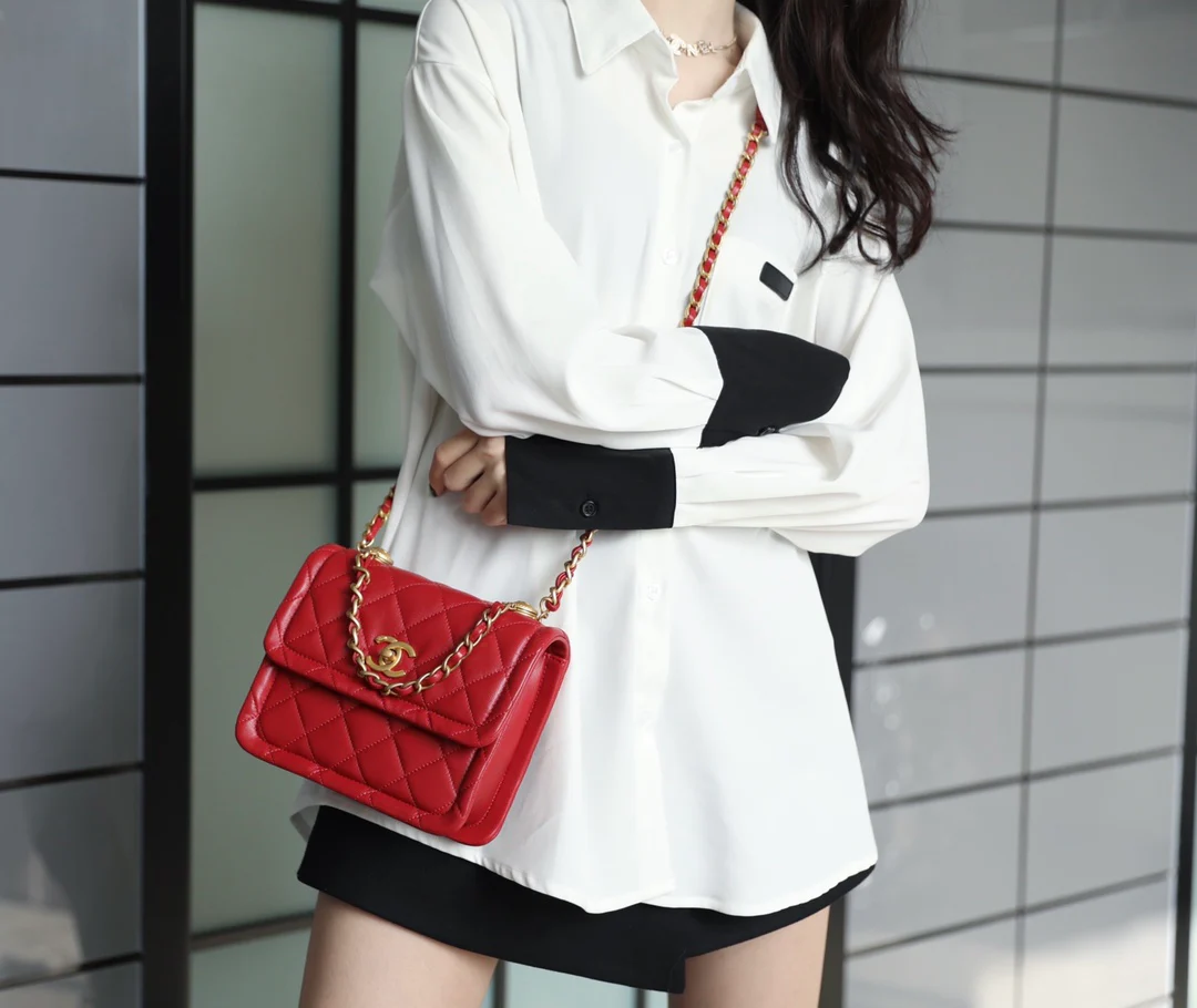 Маленькая сумка Chanel Tofu Bag - красная с золотой фурнитурой.