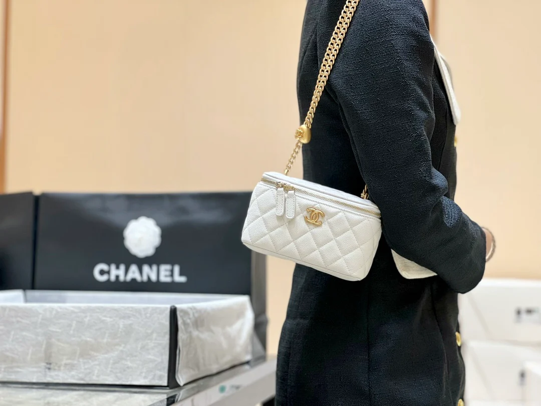 Новинка сезона весна/лето 2023 от Chanel - цепочка-шар, длинная коробка - белая - фото в действии.
