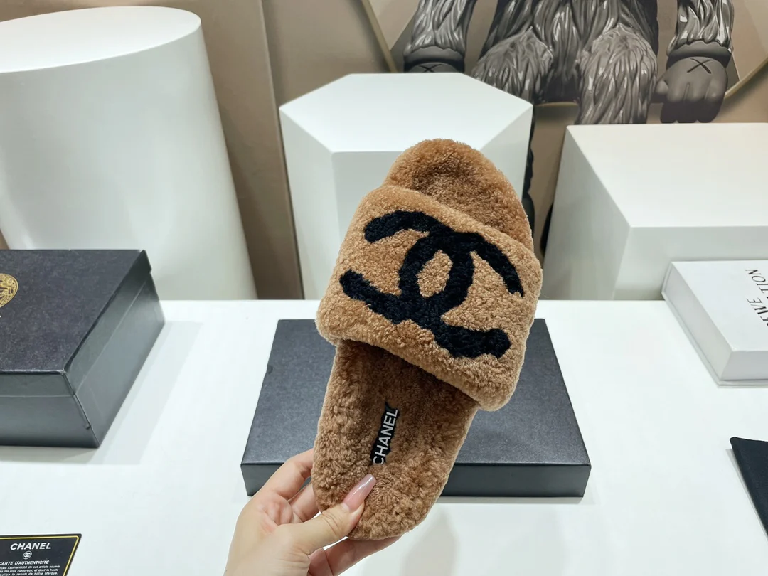 Классические осенние тапочки Chanel 2022 года из овечьей шерсти, бестселлер – коричневые.