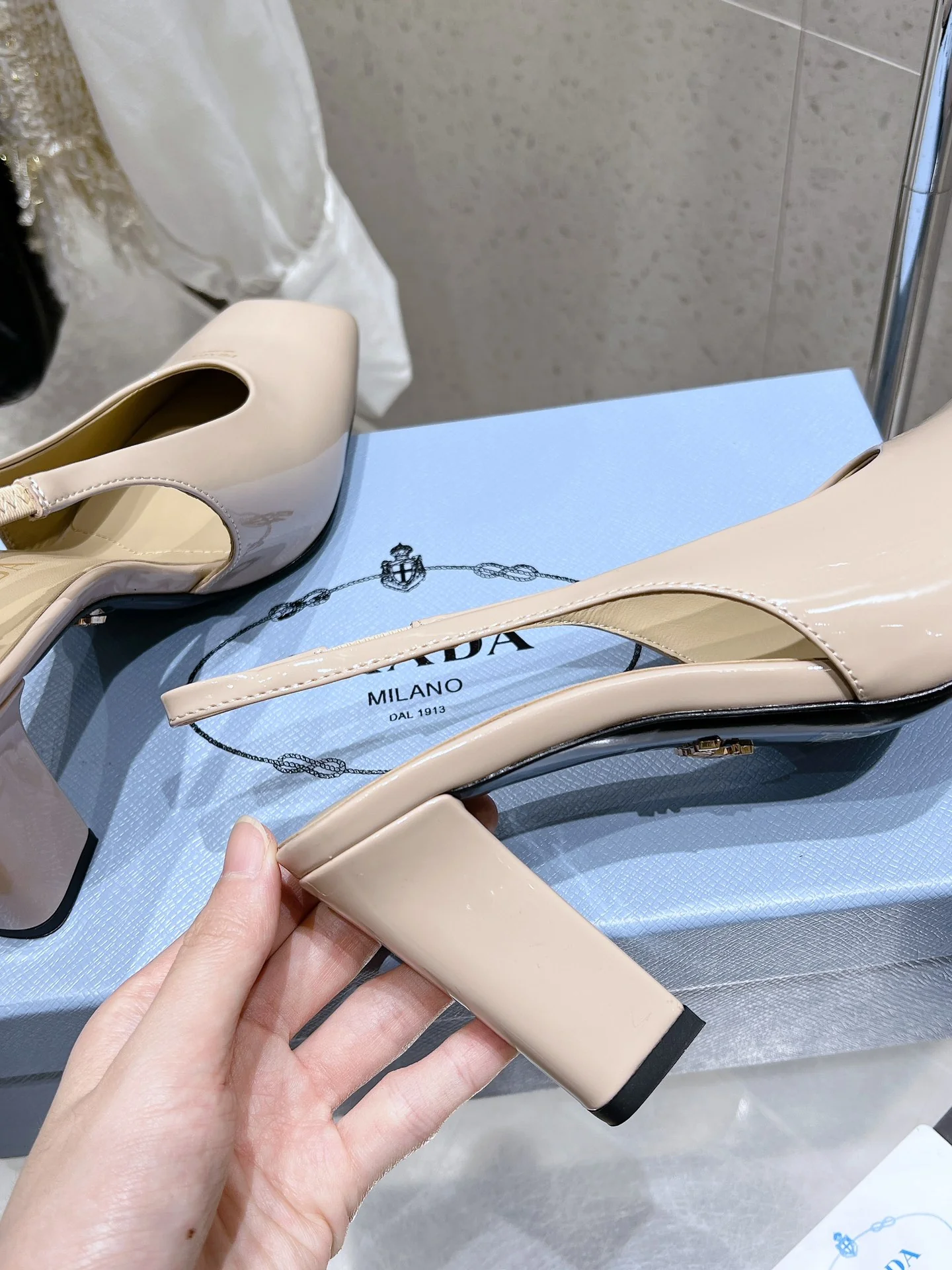 Босоножки на высоком каблуке с квадратным носком и массивным каблуком