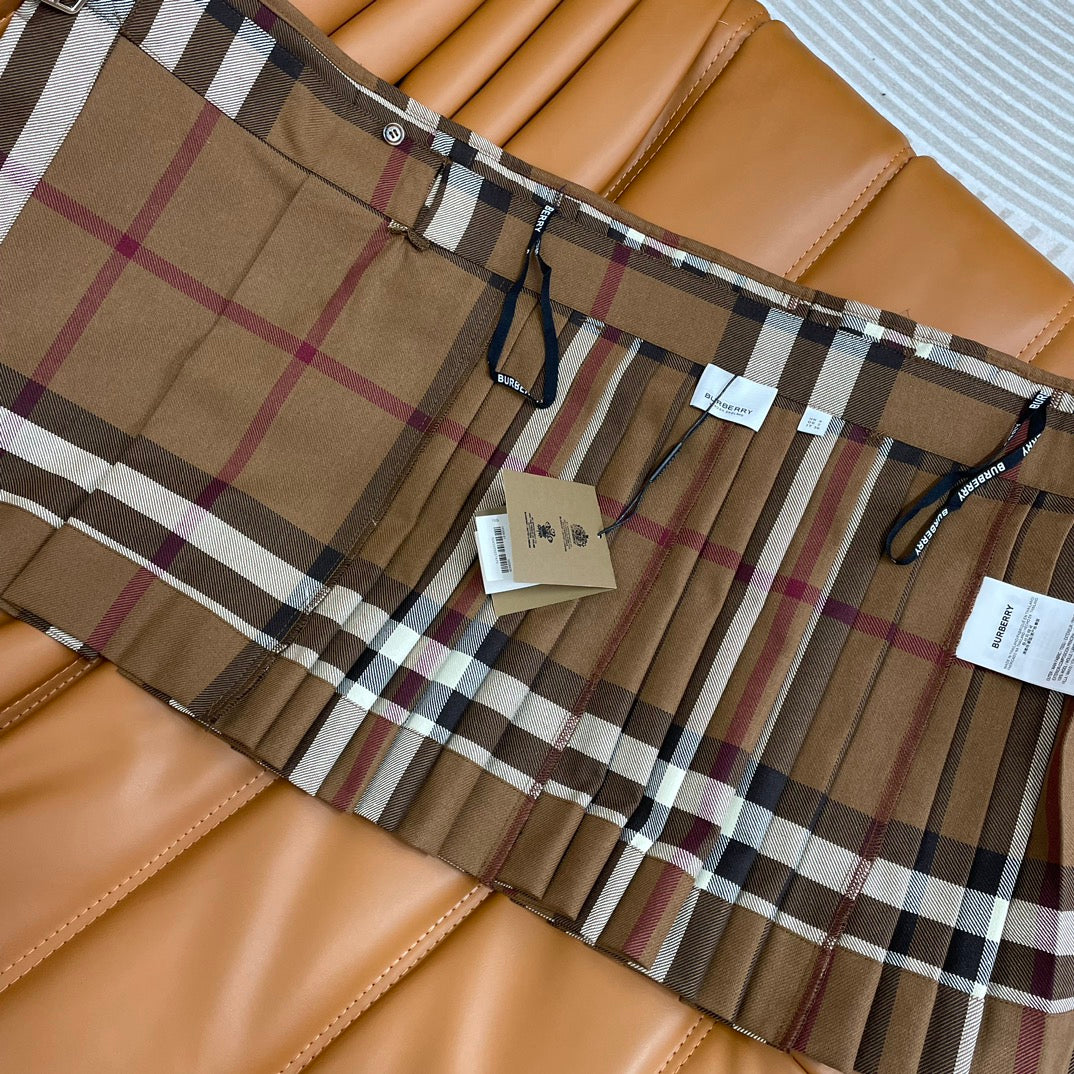 Burberry - 2403 - Новинка начала весны: клетчатая плиссированная мини-юбка с поясом.