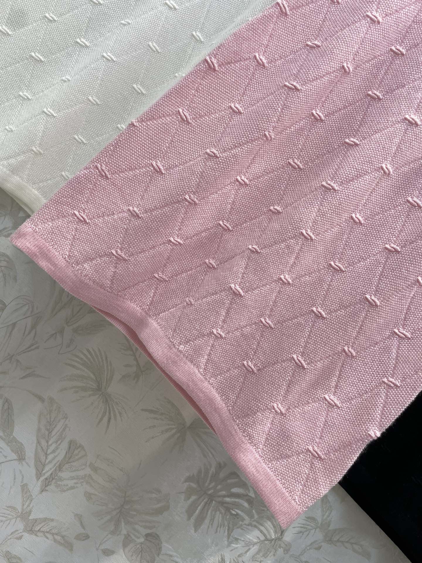 Chanel - Новинка ранней весны 2403-24: длинный жилет из жаккардовой вязки с ромбовидным узором.