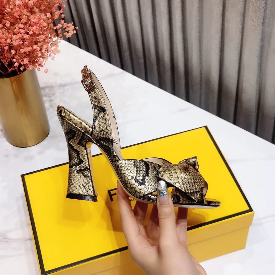 Весенние сандалии на высоком каблуке Fendi 2022 года - золотистые