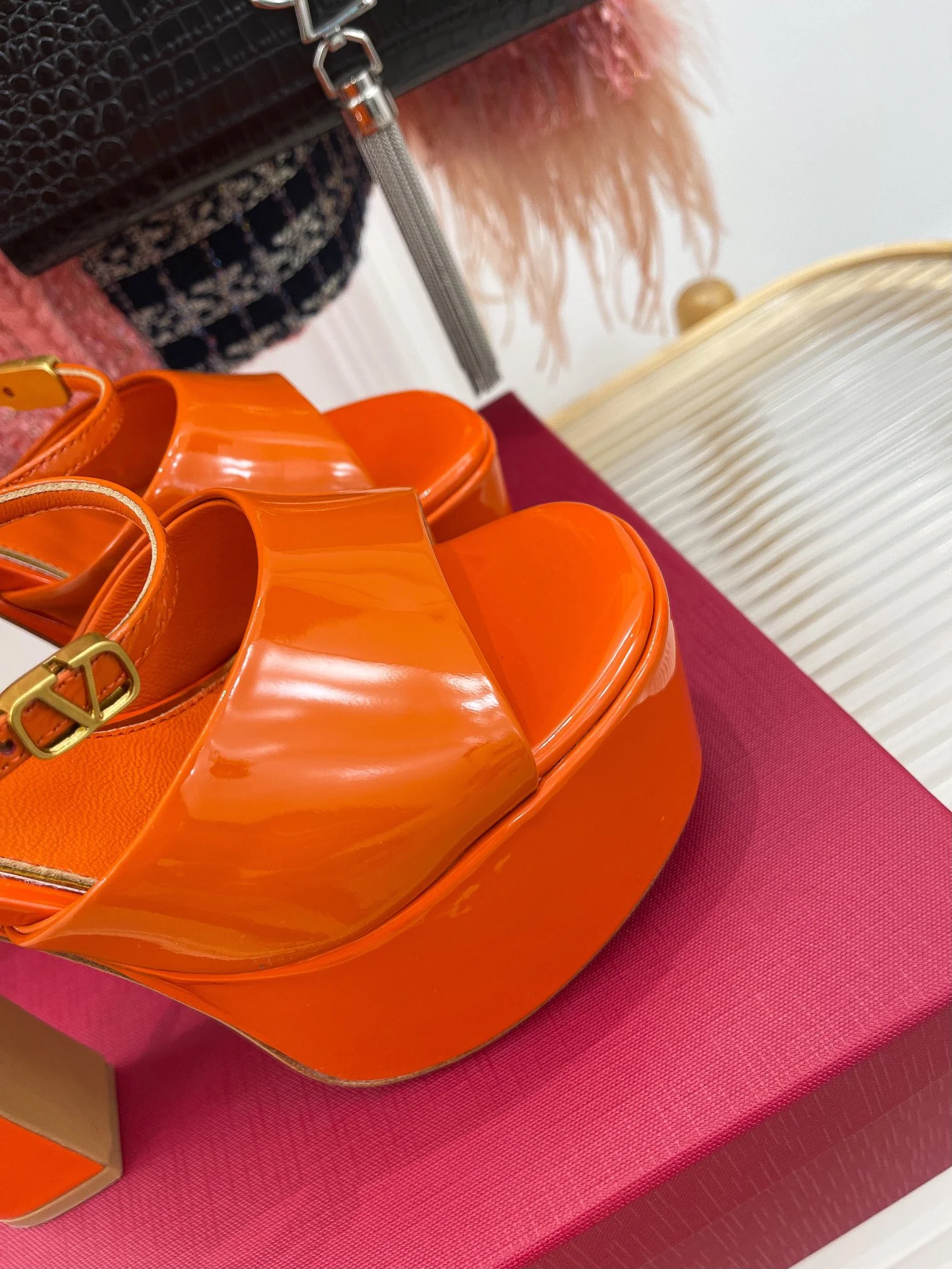 Новинка сезона весна/лето 2023 от Valentino - сандалии на платформе 9 см с открытым носком - 15 см - оранжевые