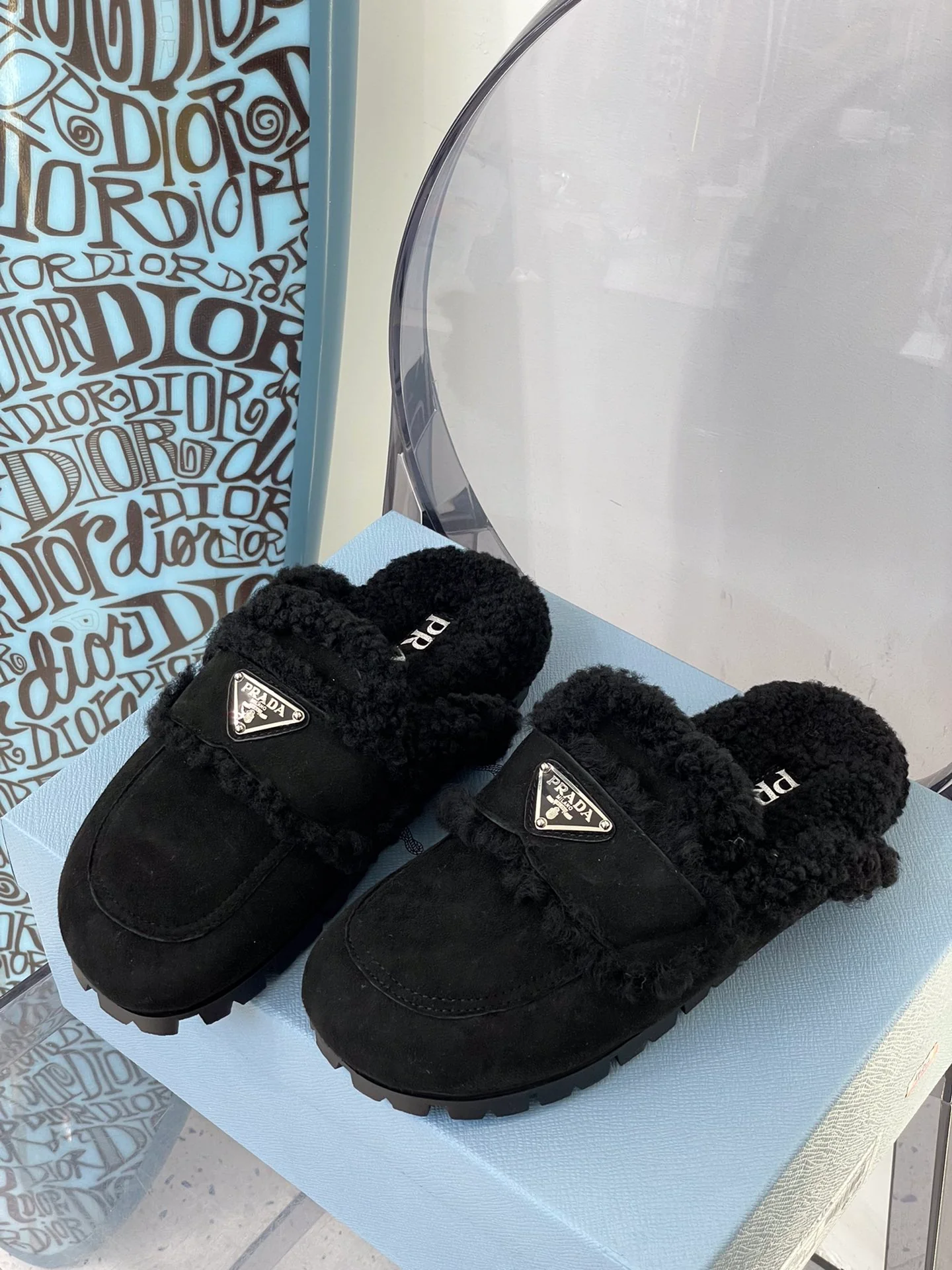 Новинка сезона осень/зима 2022 от Prada - Шерстяные тапочки - Черные