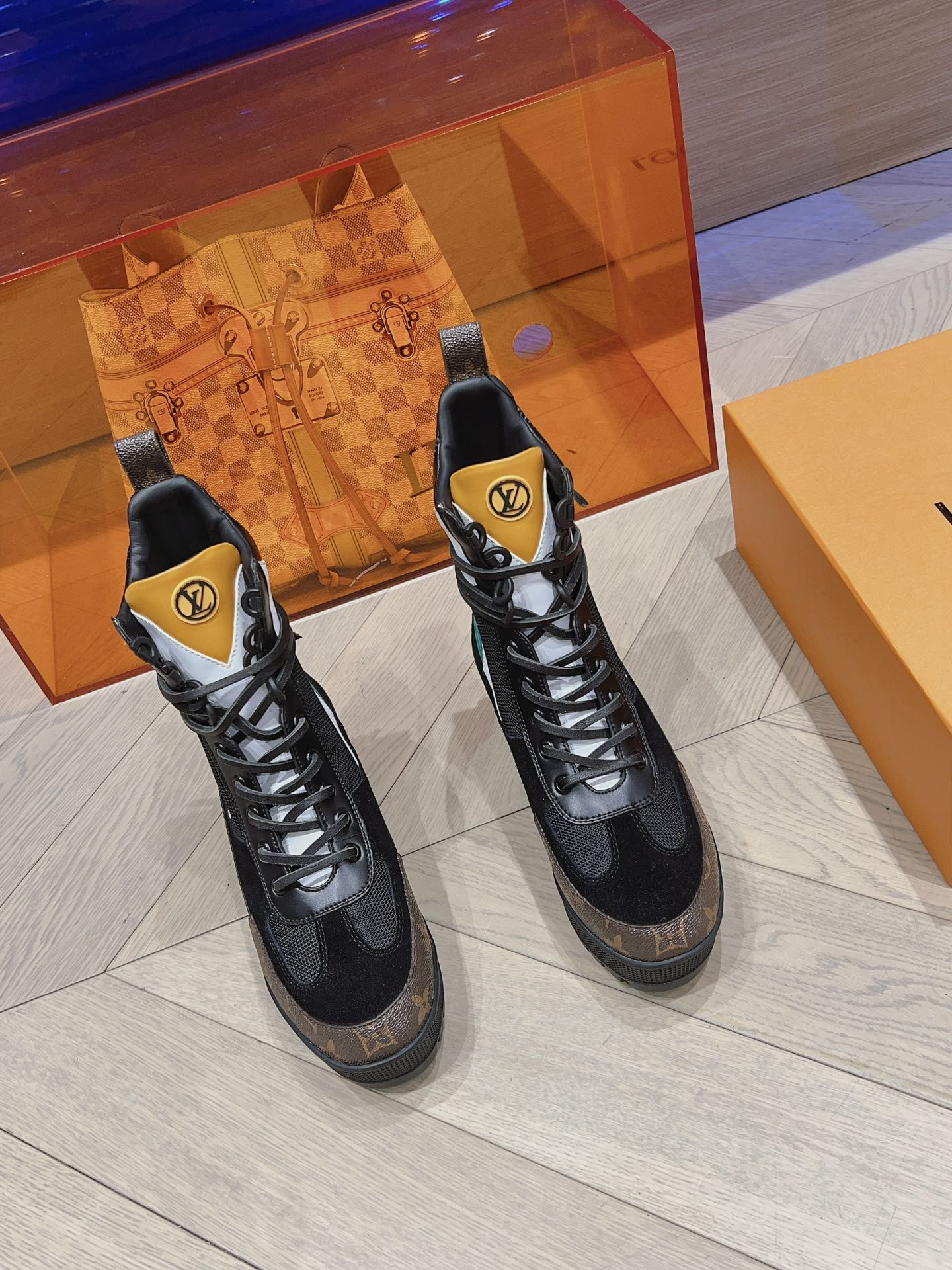 Классические ботинки Dr. Martens на высоком каблуке от LV — бело-голубая монограмма.