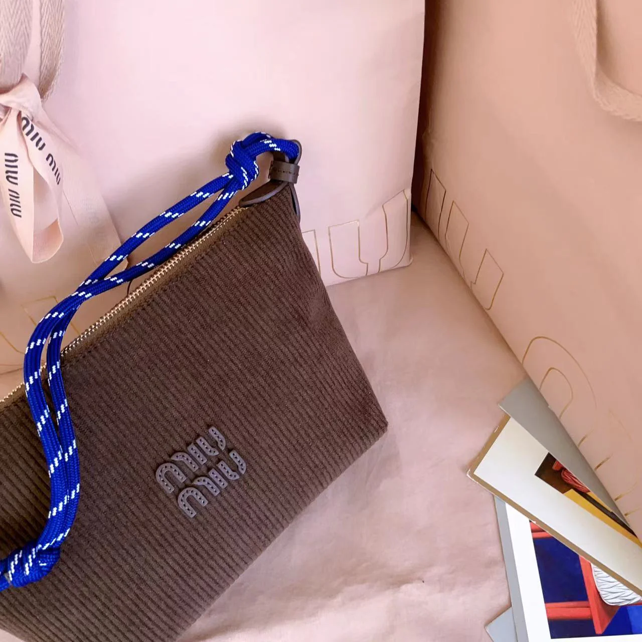 Сумка-ланч Miu Miu 5ne84 из замши, коричневая.