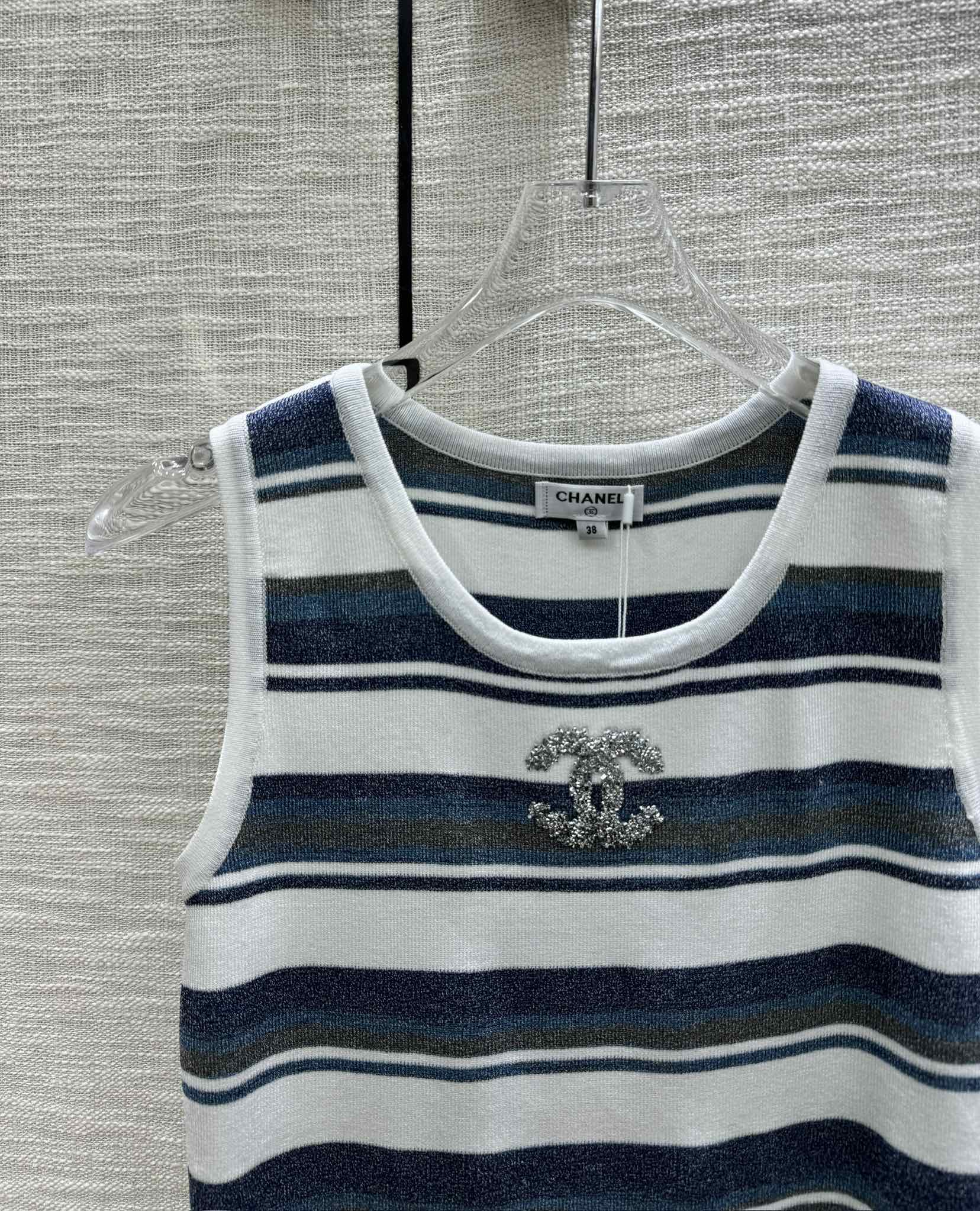 Вязаный жилет Chanel 2403 в полоску с цветовыми блоками - синий