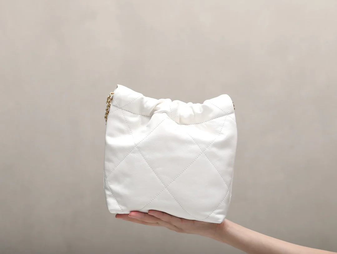 Новинка сезона весна/лето 2023 от Chanel - сумка 22 - мини - белое золото