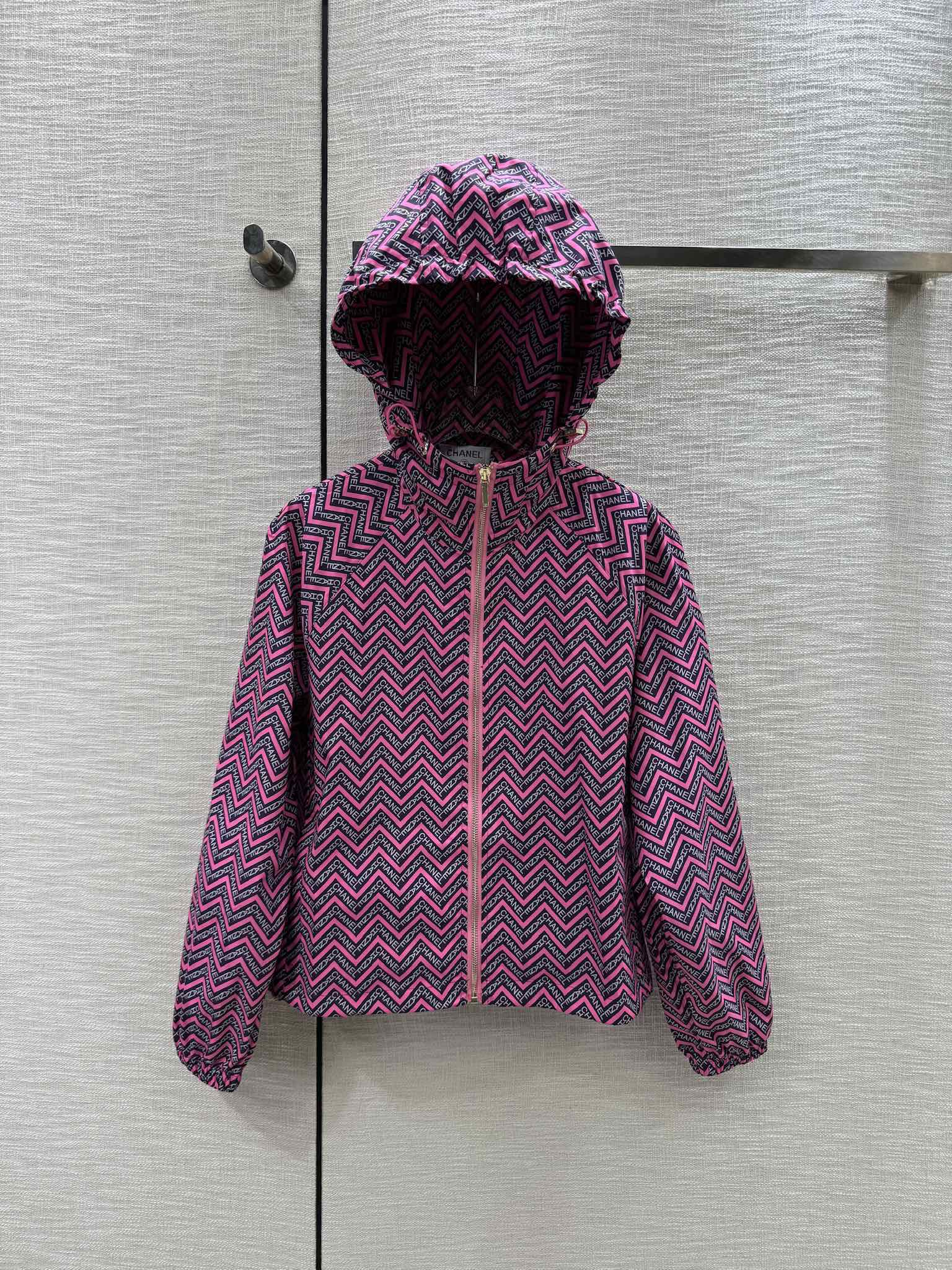 Костюм Chanel 2404 с буквенным принтом - фиолетовый