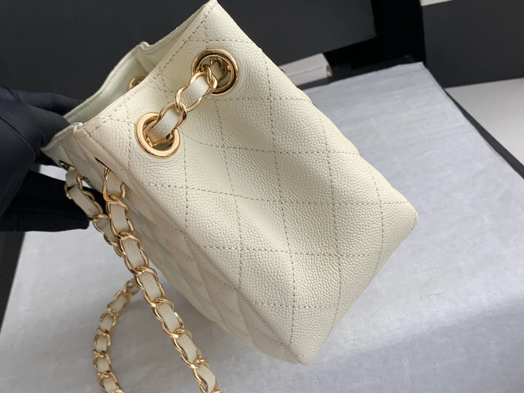 Новая сумка-тоут Chanel весна/лето 2022 — белая.