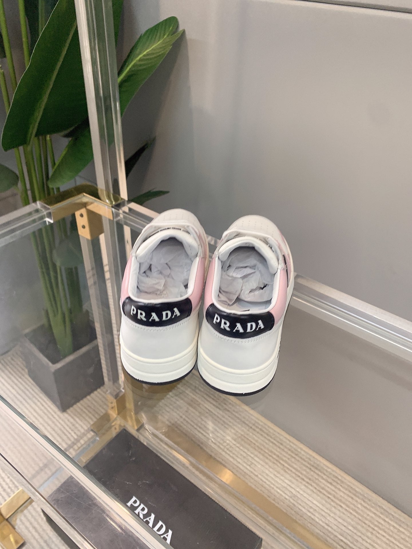 Белые кроссовки Prada, повседневная обувь - 1