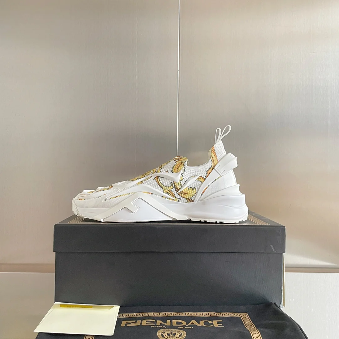 Новинка 2023 года от Fendi - кроссовки Flow Series Flyknit - коллаборация - белые