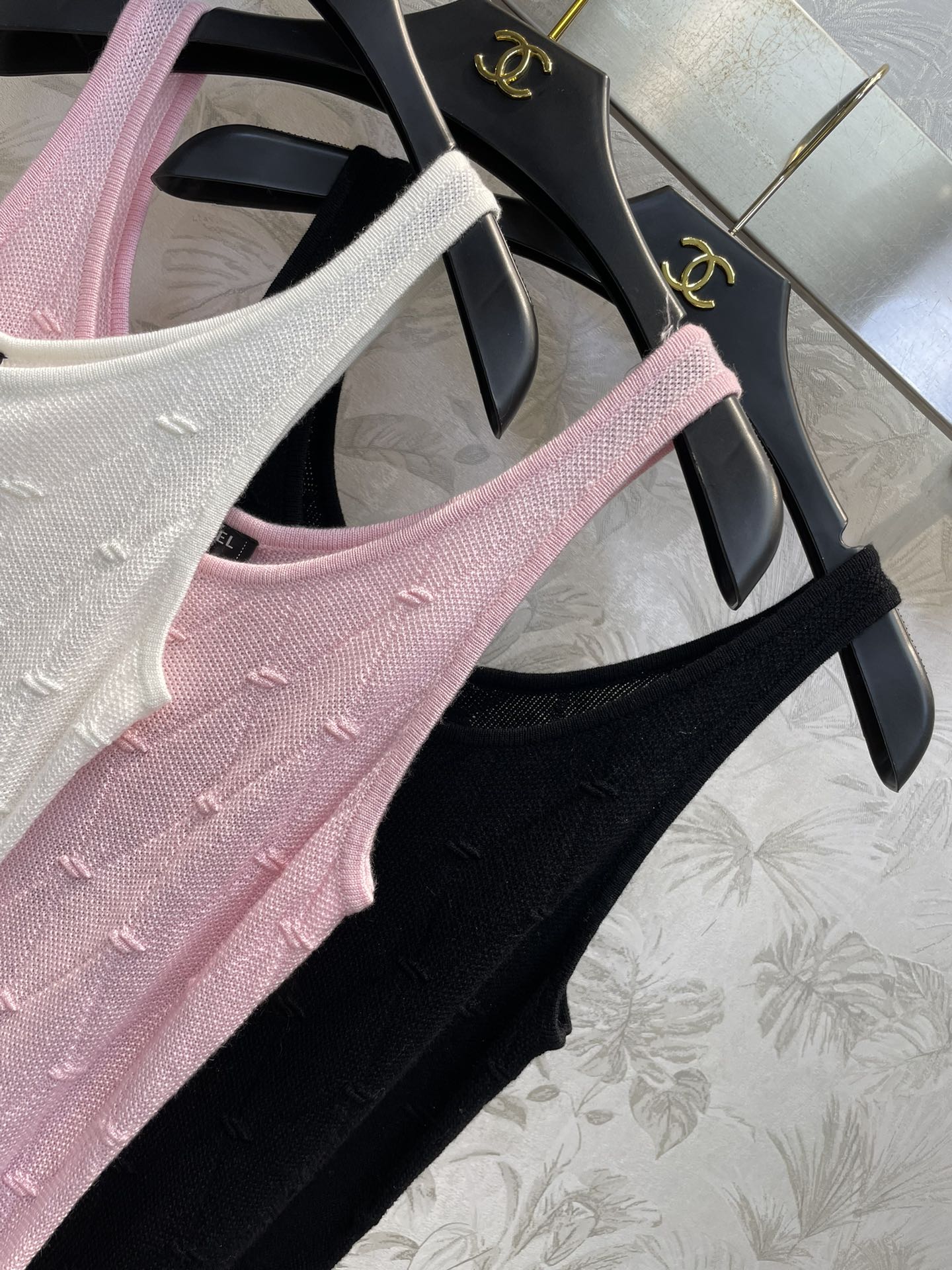 Chanel - Новинка ранней весны 2403-24: длинный жилет из жаккардовой вязки с ромбовидным узором.